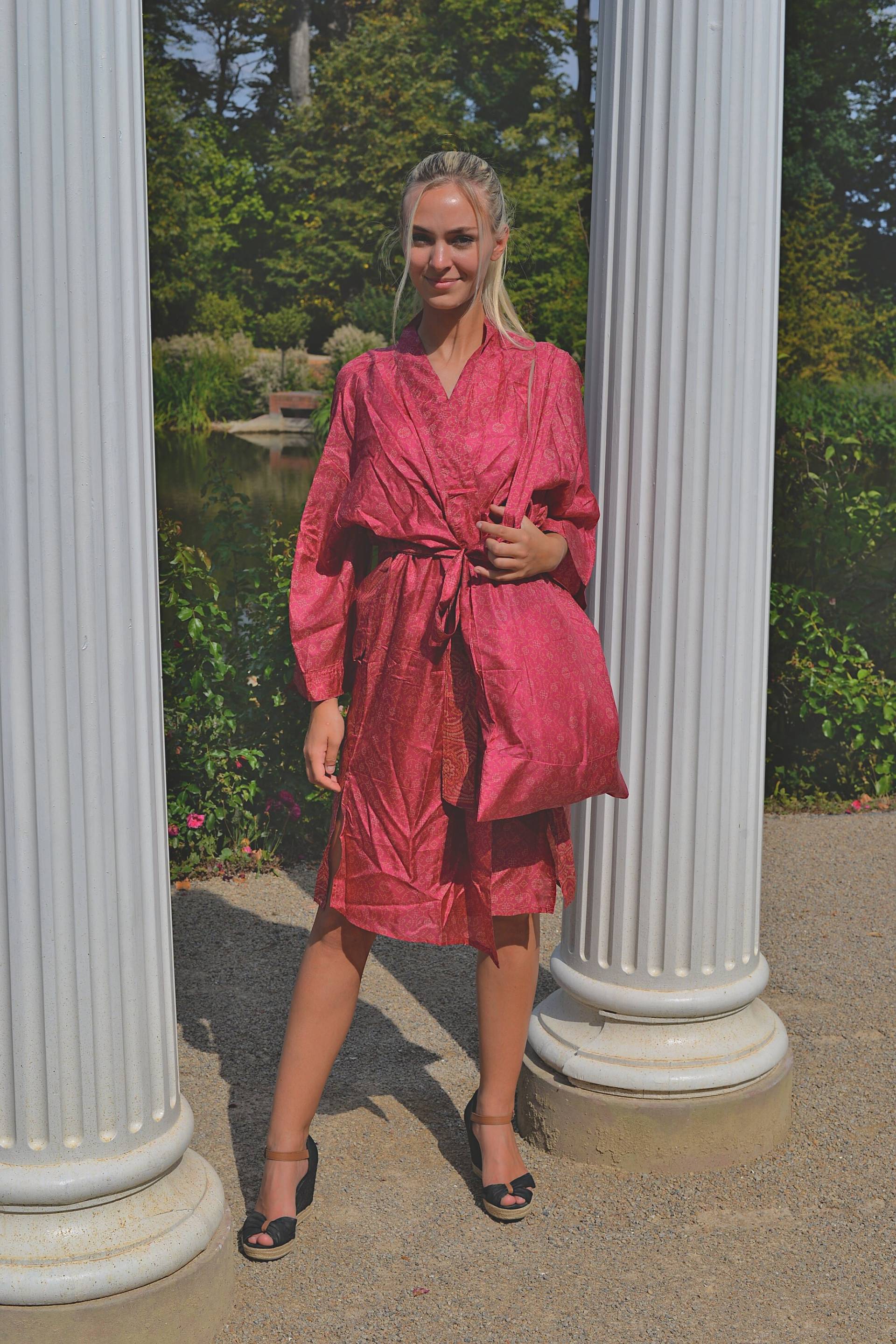 Pinker Seidenkimono, Blumenmuster, Recycelte Seide, Mit Strandtasche, Einzelstück, Vintage Robe, Festival, Boho, Indien, Geschenkidee Pinker Seidenkimono, Blumenmuster, Recycelte Seide, Mit Strandtasche, Einzelstück, Vintage Robe, Festival, Boho, Indien, Geschenkidee von VedenDesign