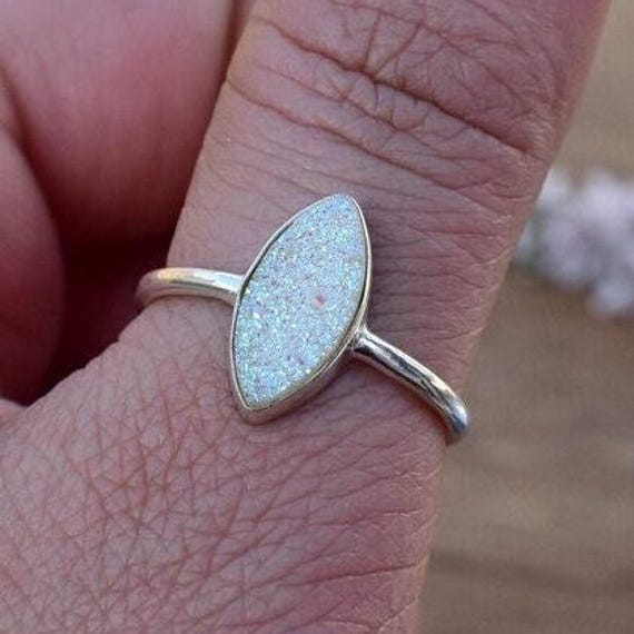 Natürlicher Weißer Druzy Edelstein Ring, Marquise Funken Stein Zierlicher Frauen Muttertag, 925 Silber Geschenk Mama von VedicCreation