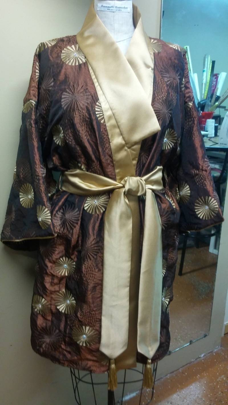 Kimono Robe Braun Crinkle Satin Mit Gold Trim Strass Paspel Am Ärmel Rand Tasseled Bund 37" Lang Vom Hals Bis Zum Saum von VeeLuxeLingerie
