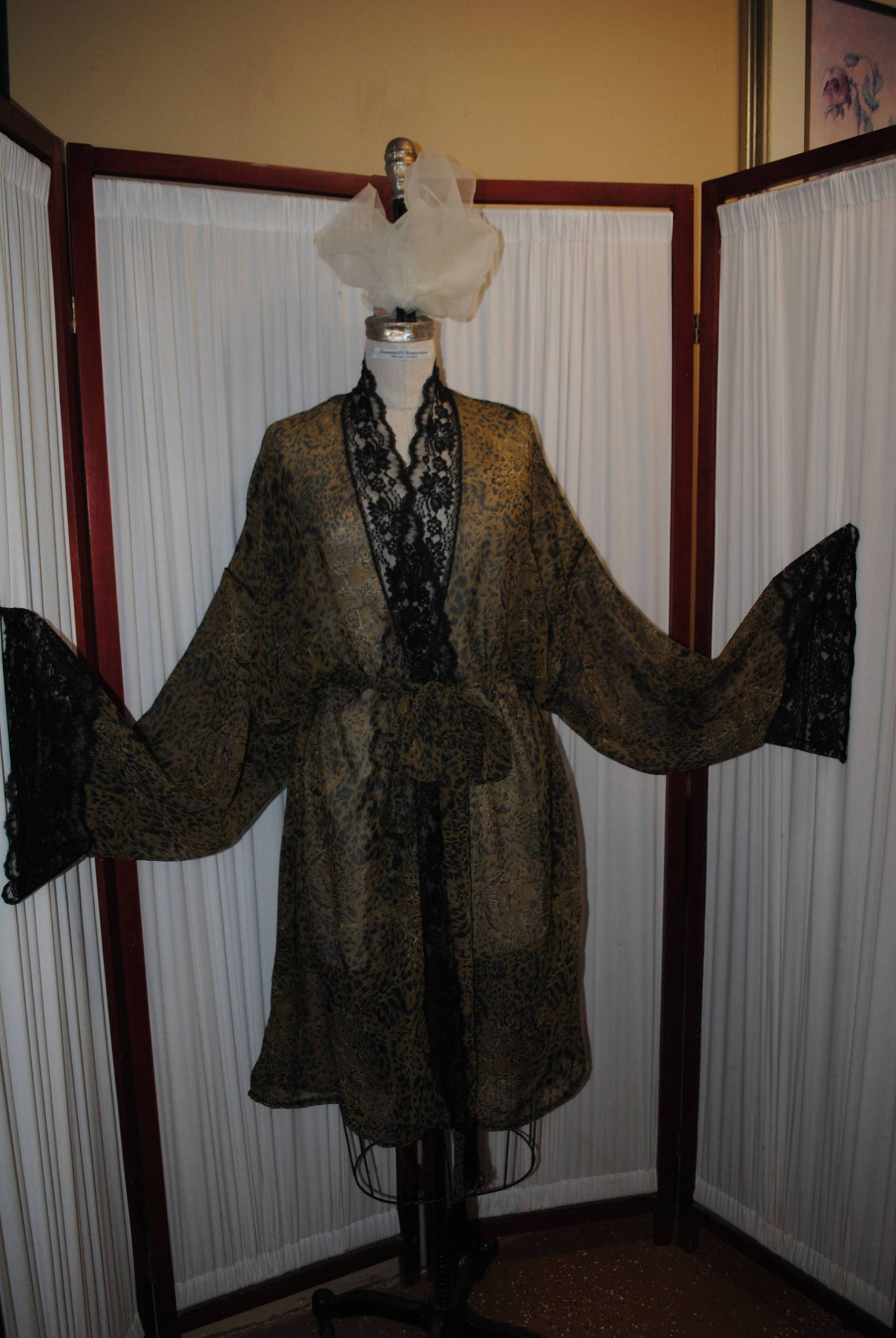 Schiere Tiger Print Robe 3" Ärmel Breit Überbacken Spitze Nach Unten Vorne 6" Um Manschette Übermaß. Hinten Sie Länge Vom Hals Bis 44" Saum Schiere Tiger Print Robe 3" Ärmel Breit Überbacken Spitze Nach Unten Vorne 6" Um Manschette Übermaß. Hinten Sie Länge Vom Hals Bis 44" Saum von VeeLuxeLingerie