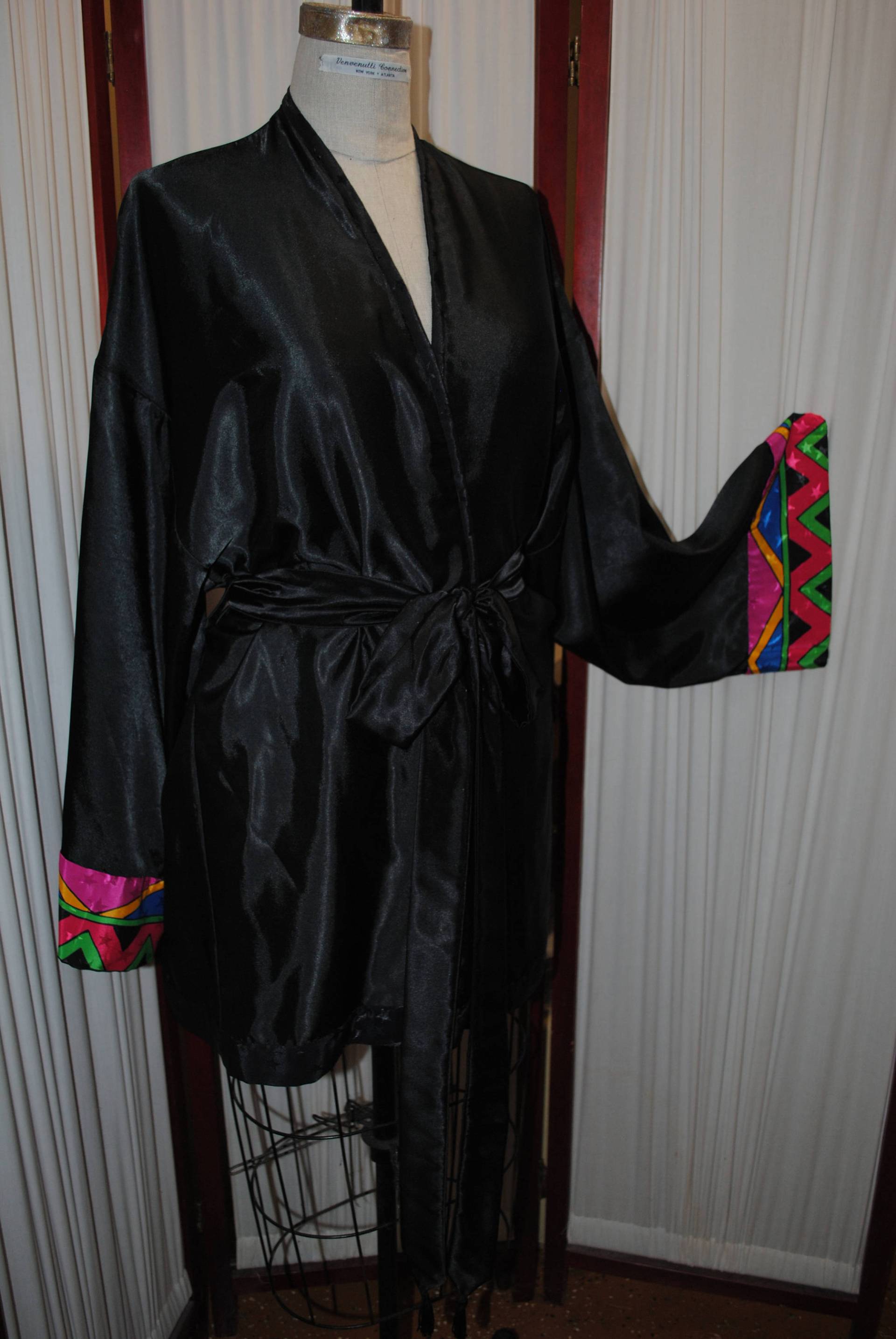 Schwarz-Charmeuse Satin Gewand. 1/2" Streifenbildung Auf Vorderseite Robe in Schwarz Stern Seidenstoff. Manschette Bänderung Multi Farbe Seide Stoff Schwarz-Charmeuse Satin Gewand. 1/2" Streifenbildung Auf Vorderseite Robe in Schwarz Stern Seidenstoff. Manschette Bänderung Multi Farbe Seide Stoff von VeeLuxeLingerie