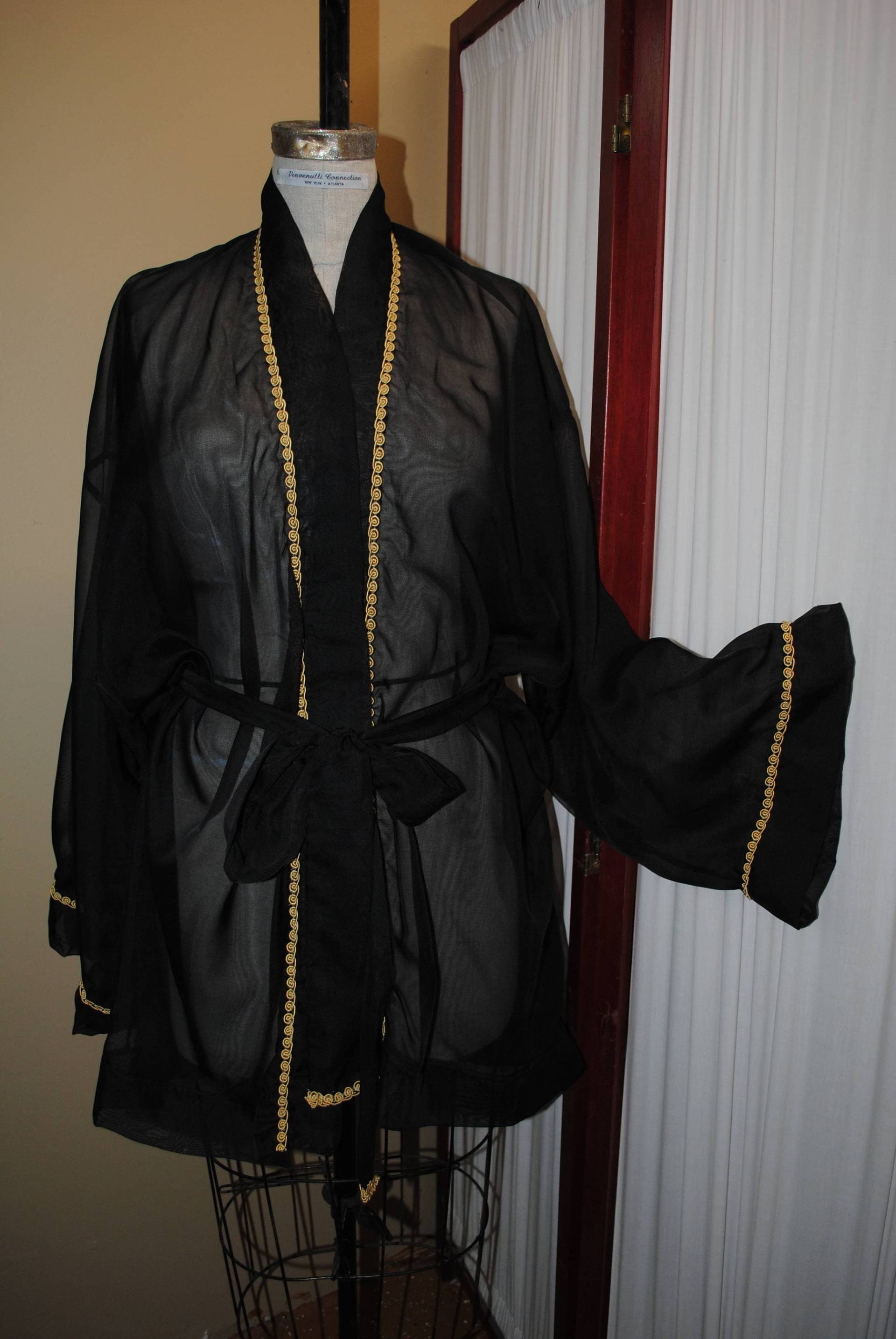 Schwarz Schiere Kimono Robe. Gold Wirbel Trim Auf Vorderseite Und Ärmel Gebändert. Rückenlänge 37-Zoll-Größe L Schwarz Schiere Kimono Robe. Gold Wirbel Trim Auf Vorderseite Und Ärmel Gebändert. Rückenlänge 37-Zoll-Größe L von VeeLuxeLingerie