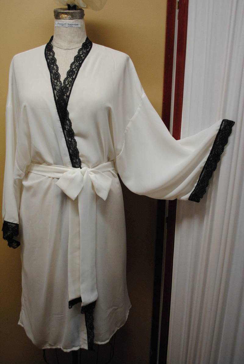 Weiß-Georgette-Robe Mit 1 1/4", Die Schwarze Spitze Nach Unten Vorne Ein Um Ärmelbündchen. Hinten Sie Länge Vom Hals Bis 40" Saum von VeeLuxeLingerie