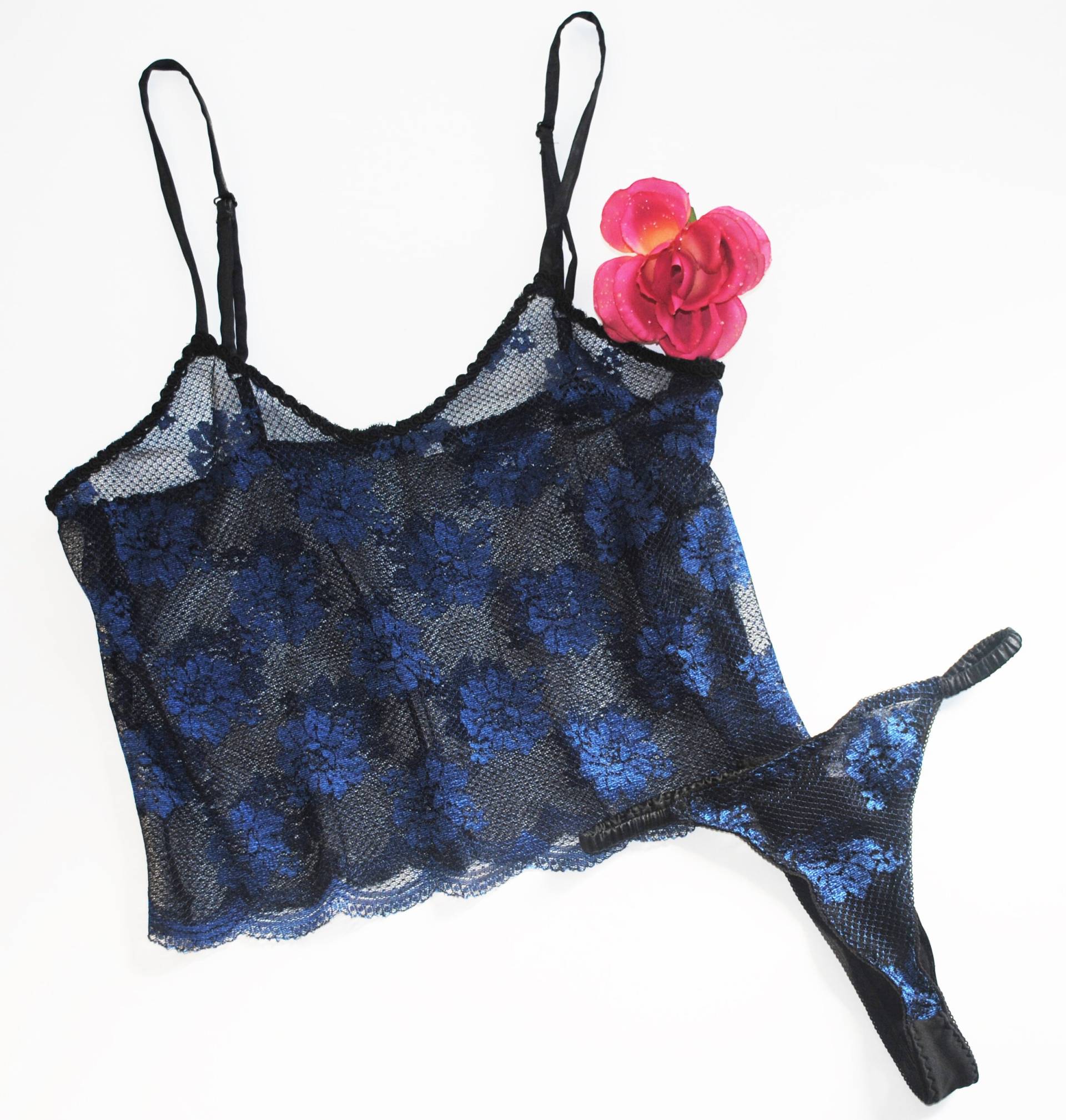 stretch Floral Seide Spitze Cami Und Höschen in Der Größe Klein Eingestellt. Blaue Blumenspitze Mit Schwarzen Gimp Geflecht Um Den Oberen Rand stretch Floral Seide Spitze Cami Und Höschen in Der Größe Klein Eingestellt. Blaue Blumenspitze Mit Schwarzen Gimp Geflecht Um Den Oberen Rand von VeeLuxeLingerie