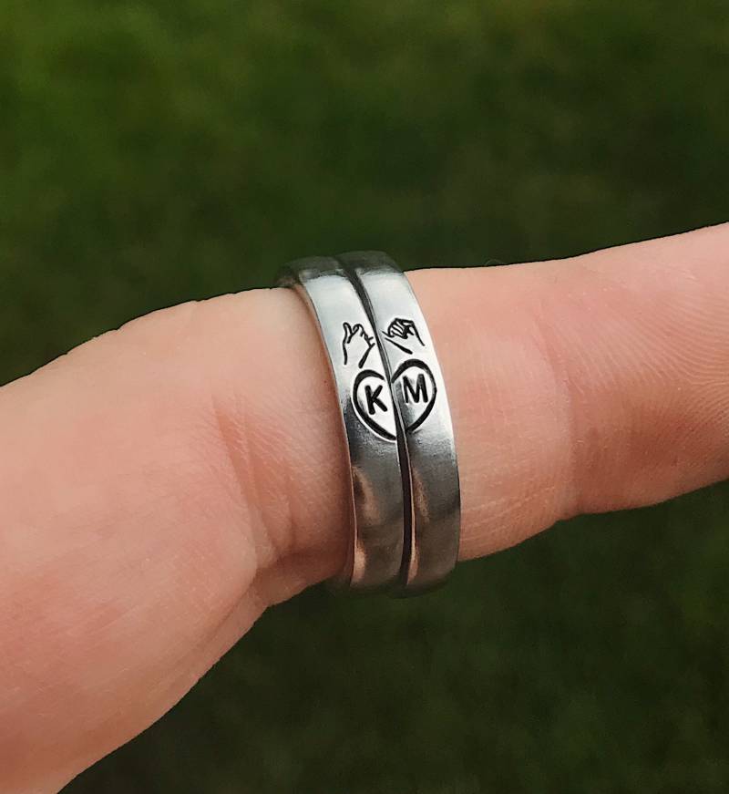 Mini Matching 2 Ring Benutzerdefinierte Initialen Pinky Swear Heart Stacking Set | Versprechen Beste Freundin Geburtstagsgeschenke Valentinstag von VeeaienDesigns