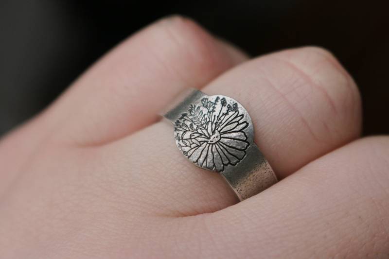 Wildblume Daisy Ring | Rustikaler Floraler Signet Beste Freundin Geburtstagsgeschenk Muttertagsgeschenk Wildblumen Schmuck von VeeaienDesigns