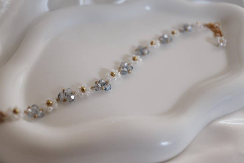 Blumenarmband Aus Glasperlen - Hellblau Weiß Gold Handgemachtes Schmuckstück von VeesBracelet