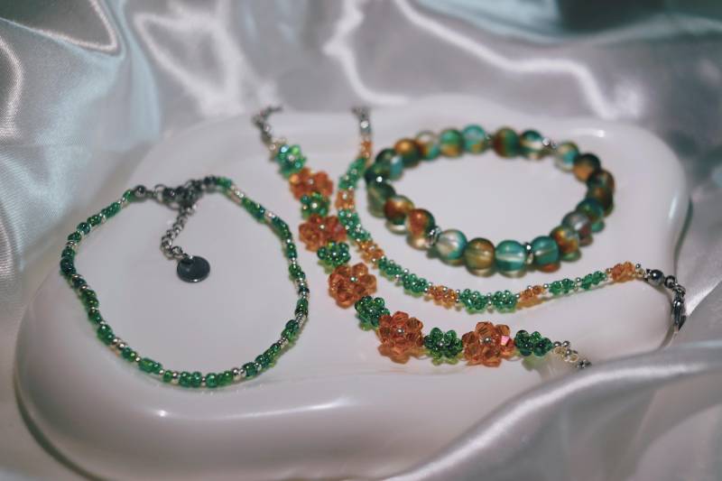 Handgemachtes Armband Set Grün-Orange - 4 Perlenarmbänder Mit Blumen | Edelstahl Verschluss Boho Schmuck von VeesBracelet