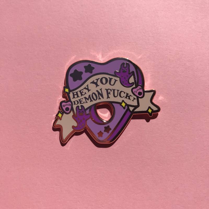 Gruseliger Planchette Dämon Emaille Pin Gruseliger Planchette Dämon Emaille Pin von VeestoriaShoppe