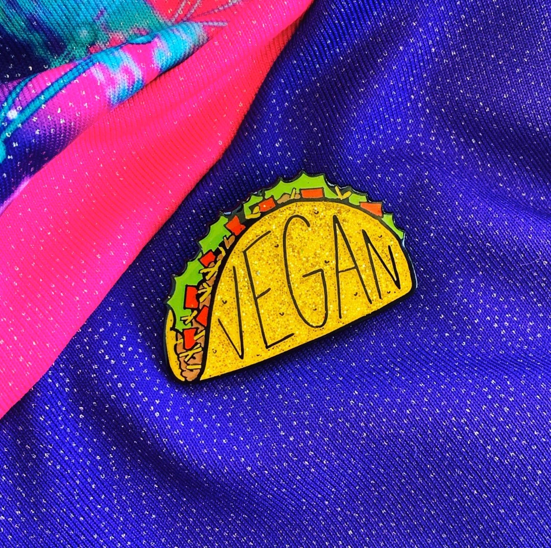 Vegane Taco Pin - Gelb Mit Glitzer Emaille Pins Revers Hut Abzeichen Sparkle Taco Party Tacos Lkw Foodie Junk Food Vegan Geschenk Power Co von VeganPowerCo