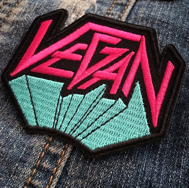 Veganer Metall-Patch - Original Pink Aqua Blue, Bestickter Applikationsaufkleber Nicht Zum Aufbügeln Metalhead-Punk-Rocker 80Er-Jahre-Band-Logo von VeganPowerCo