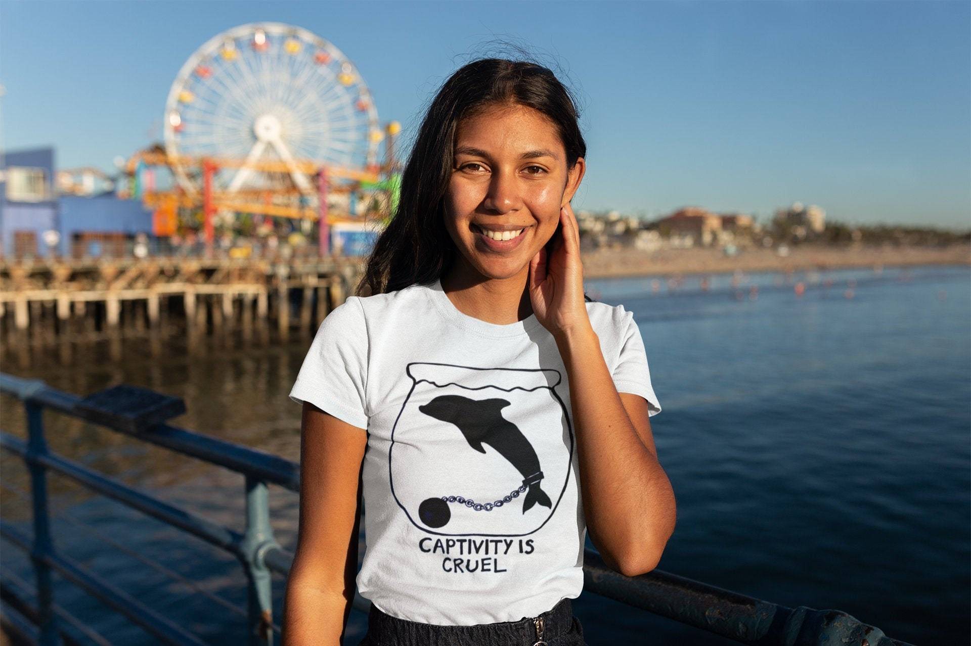Captivity Is Cruel Shirt | Veganes Shirt, Animal Rights Anti-Cap Blackfish Delfin Tieraktivist von VeganVeins