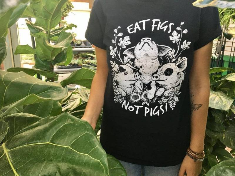 Eat Figs Not Pigs T-Shirt | Veganes Shirt, Tierrechte, Tierbefreiung, Tieraktivist, Vegetarier Schweinshirt, Farm Sanctuary Eat Figs Not Pigs T-Shirt | Veganes Shirt, Tierrechte, Tierbefreiung, Tieraktivist, Vegetarier Schweinshirt, Farm Sanctuary von VeganVeins