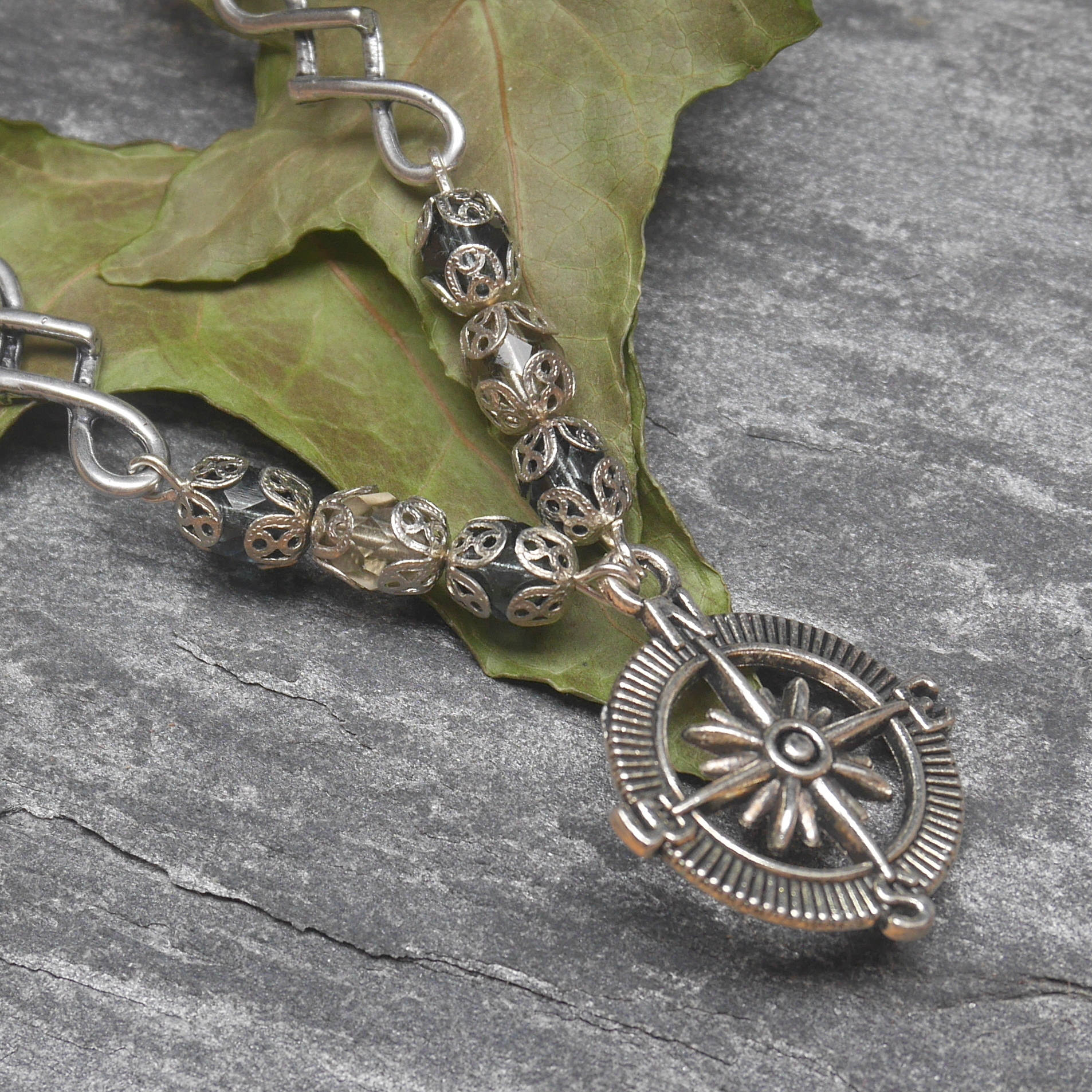 Lange Halskette, Steampunk-Halskette, Perlen - Und Anhängerkette, Kompassrose-Halskette Lange Halskette, Steampunk-Halskette, Perlen - Und Anhängerkette, Kompassrose-Halskette von Vegetalica