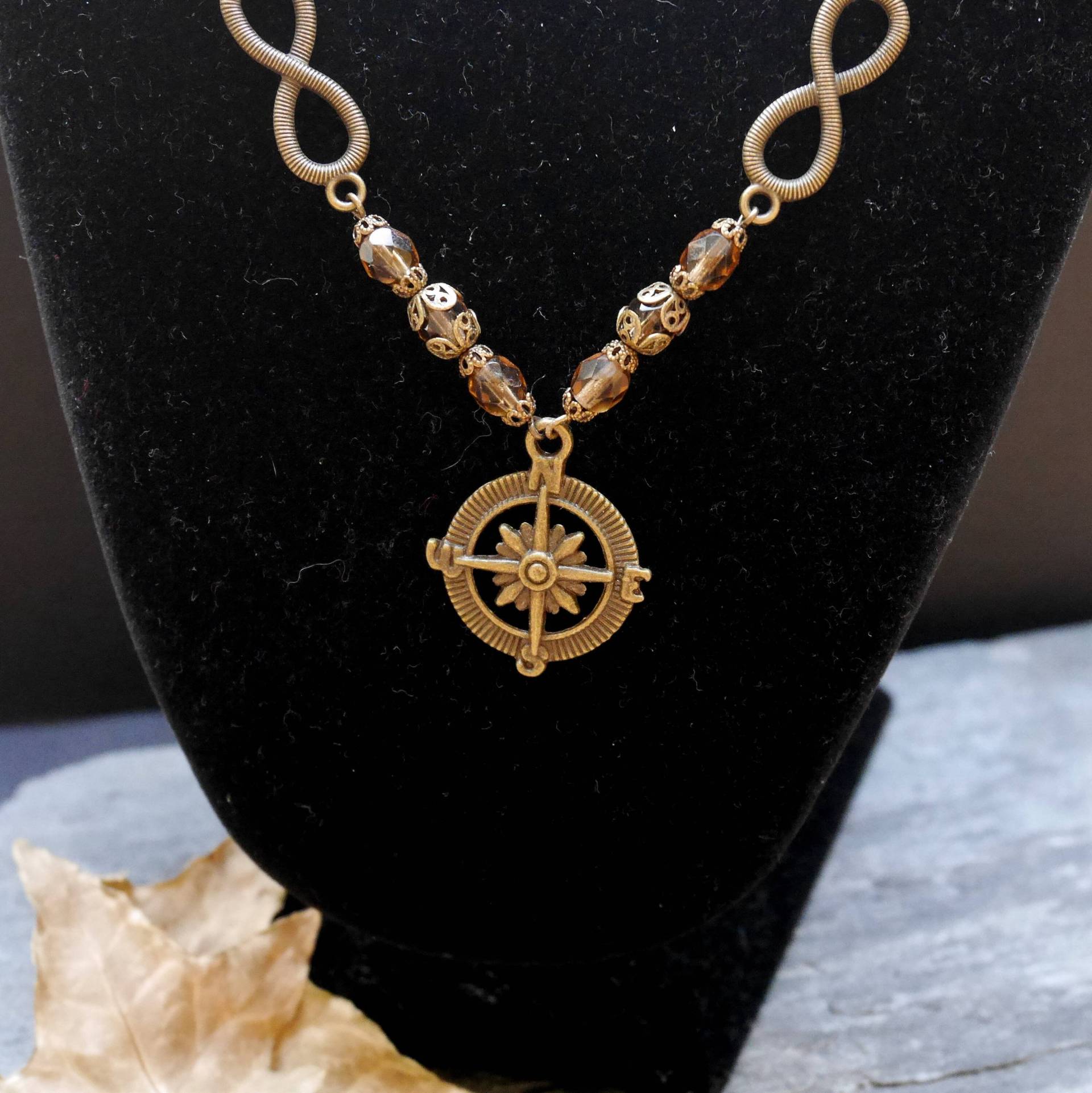 Lange Steampunk-Windrosen-Halskette Lange Steampunk-Windrosen-Halskette von Vegetalica