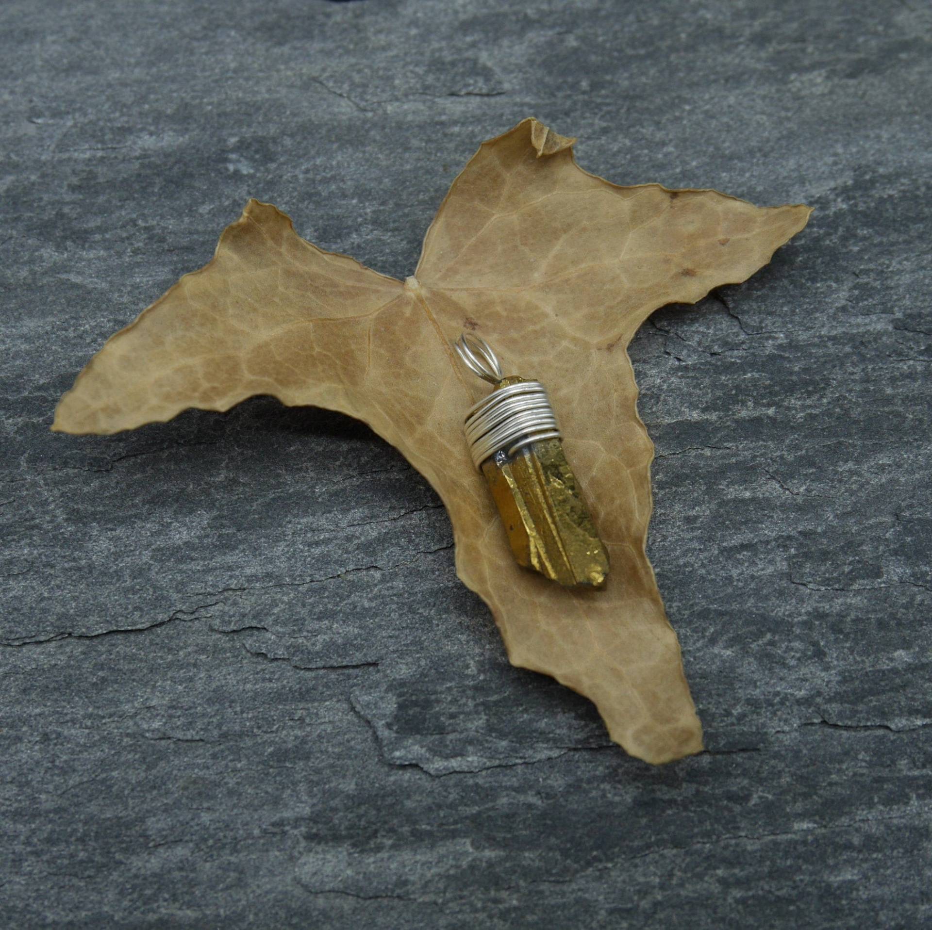 Quarz Anhänger Aus Goldfarbenem Felsen Quarz Anhänger Aus Goldfarbenem Felsen von Vegetalica