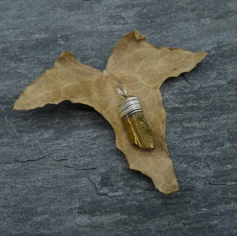 Quarz Anhänger Aus Goldfarbenem Felsen Quarz Anhänger Aus Goldfarbenem Felsen von Vegetalica
