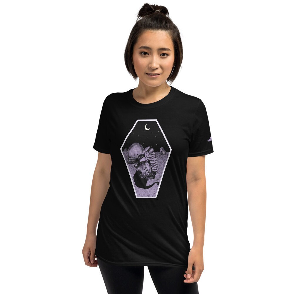 Friedhof Katze - Kurzärmeliges Unisex T-Shirt Schwarze Pastel Goth Dunkle Ästhetik Gruselig Niedlich Katzendame Geschenk Für Katzenliebhaber von VeiledVelvetHeart