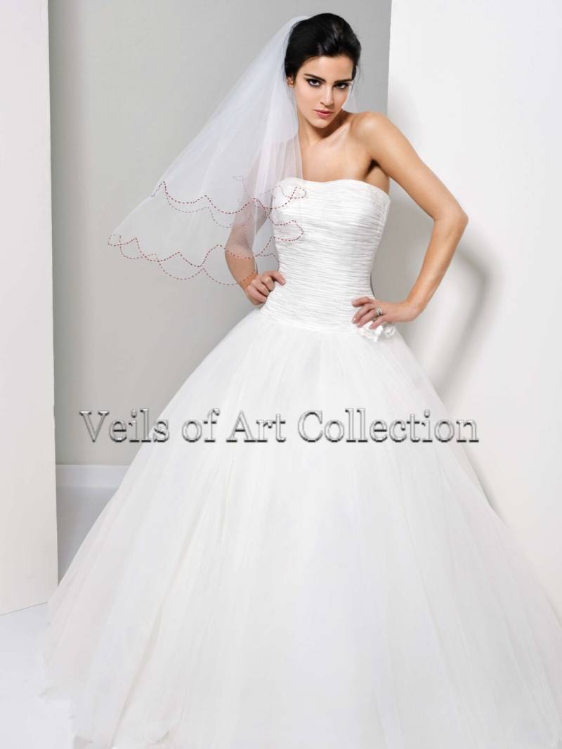 Handgefertigter Brautschleier Mit Gebogenen Designer Perlenrand Ve165 von VeilsofArt