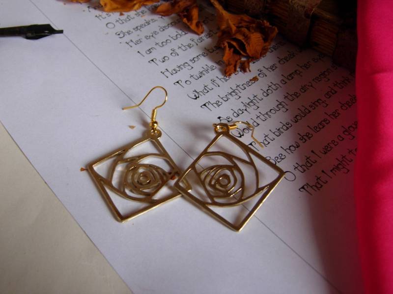 Jugendstil Rosenohrringe Goldfarbene Rosen, Handgefertigt Jugendstil Rosenohrringe Goldfarbene Rosen, Handgefertigt von VeinaCrafts