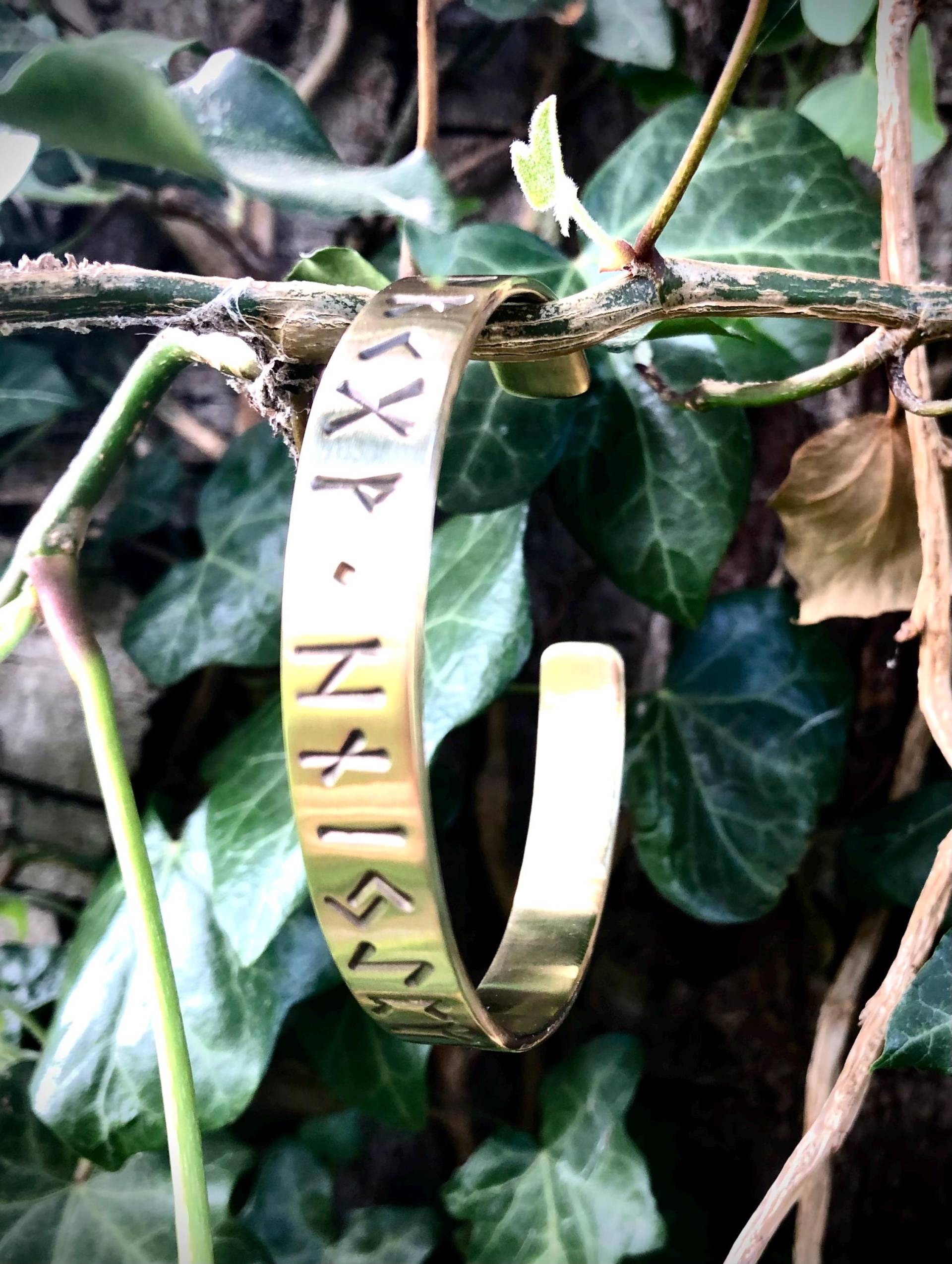 Wikinger Armring, Runen Aettir 24 Elder Futhark Armreif Freyja Heimdall Tyr Aett Runenmagie Wikinger Armring, Runen Aettir 24 Elder Futhark Armreif Freyja Heimdall Tyr Aett Runenmagie von VeinaCrafts