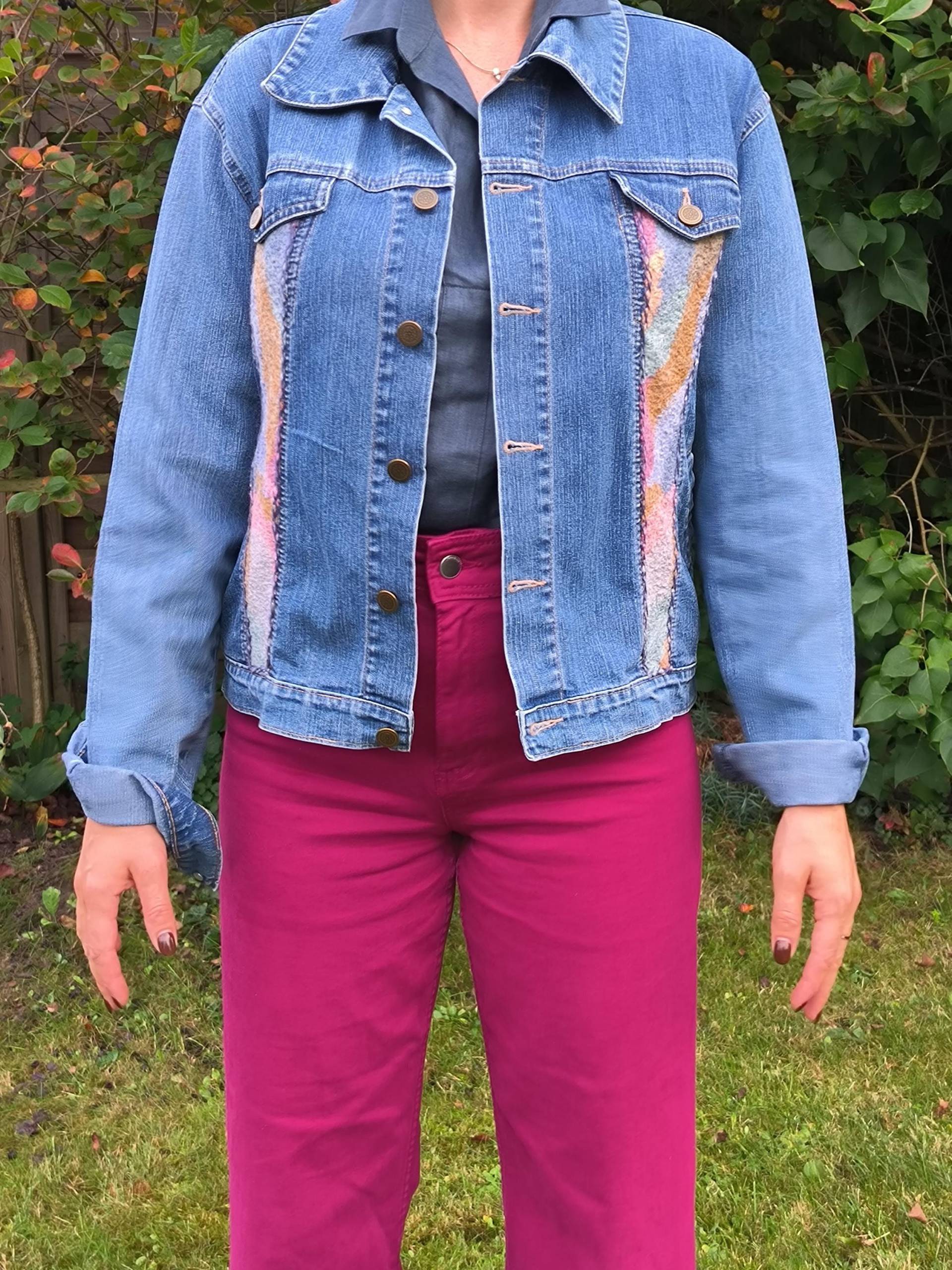 Einzigartige Jeansjacke Mit Handgefilzten Einsätzen Aus Merinowolle, Viskose & Seide - Boho Unikat, Nachhaltige Mode Einzigartige Jeansjacke Mit Handgefilzten Einsätzen Aus Merinowolle, Viskose & Seide - Boho Unikat, Nachhaltige Mode von Velgfelt