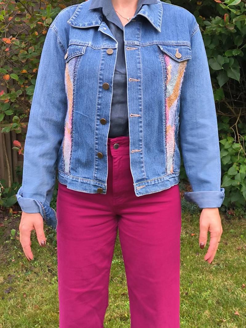 Einzigartige Jeansjacke Mit Handgefilzten Einsätzen Aus Merinowolle, Viskose & Seide - Boho Unikat, Nachhaltige Mode Einzigartige Jeansjacke Mit Handgefilzten Einsätzen Aus Merinowolle, Viskose & Seide - Boho Unikat, Nachhaltige Mode von Velgfelt