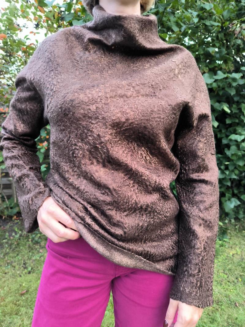Handgefilzter Pullover Im Braungoldenen Mit Persianerfell-Effekt Aus Merino Und Tencel, Unikat Handgefilzter Pullover Im Braungoldenen Mit Persianerfell-Effekt Aus Merino Und Tencel, Unikat von Velgfelt