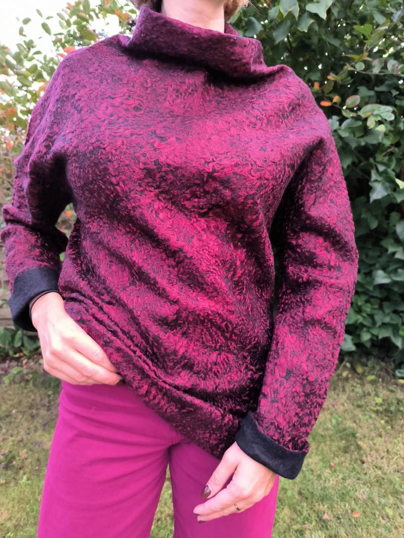 Handgefilzter Pullover in Bordeaux Mit Persianerfell-Effekt Aus Merino & Tencel, Unikat Handgefilzter Pullover in Bordeaux Mit Persianerfell-Effekt Aus Merino & Tencel, Unikat von Velgfelt