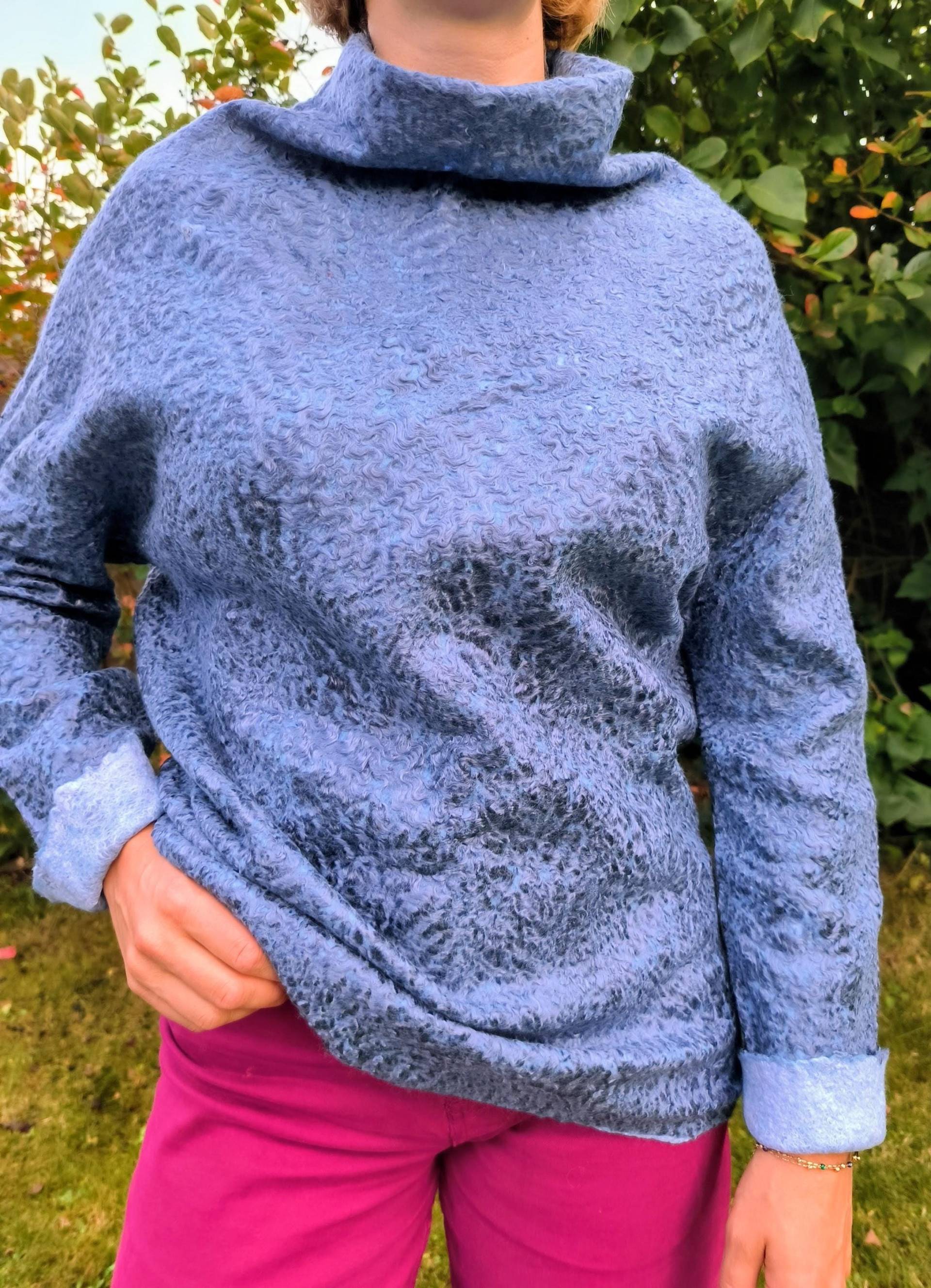 Handgefilzter Pullover in Dunkelblau Mit Persianerfell-Effekt Aus Merino Und Tencel, Unikat Handgefilzter Pullover in Dunkelblau Mit Persianerfell-Effekt Aus Merino Und Tencel, Unikat von Velgfelt