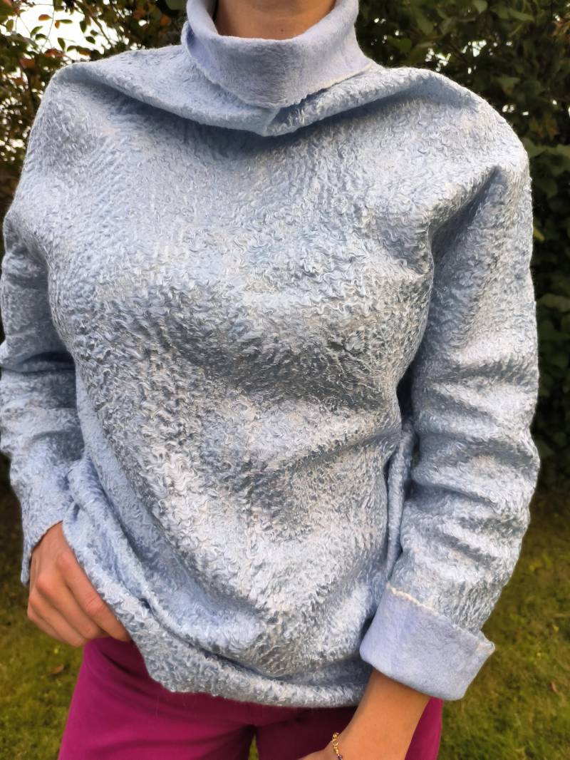 Handgefilzter Pullover in Hellblau Mit Persianerfell-Effekt Aus Merino Und Tencel, Unikat Handgefilzter Pullover in Hellblau Mit Persianerfell-Effekt Aus Merino Und Tencel, Unikat von Velgfelt