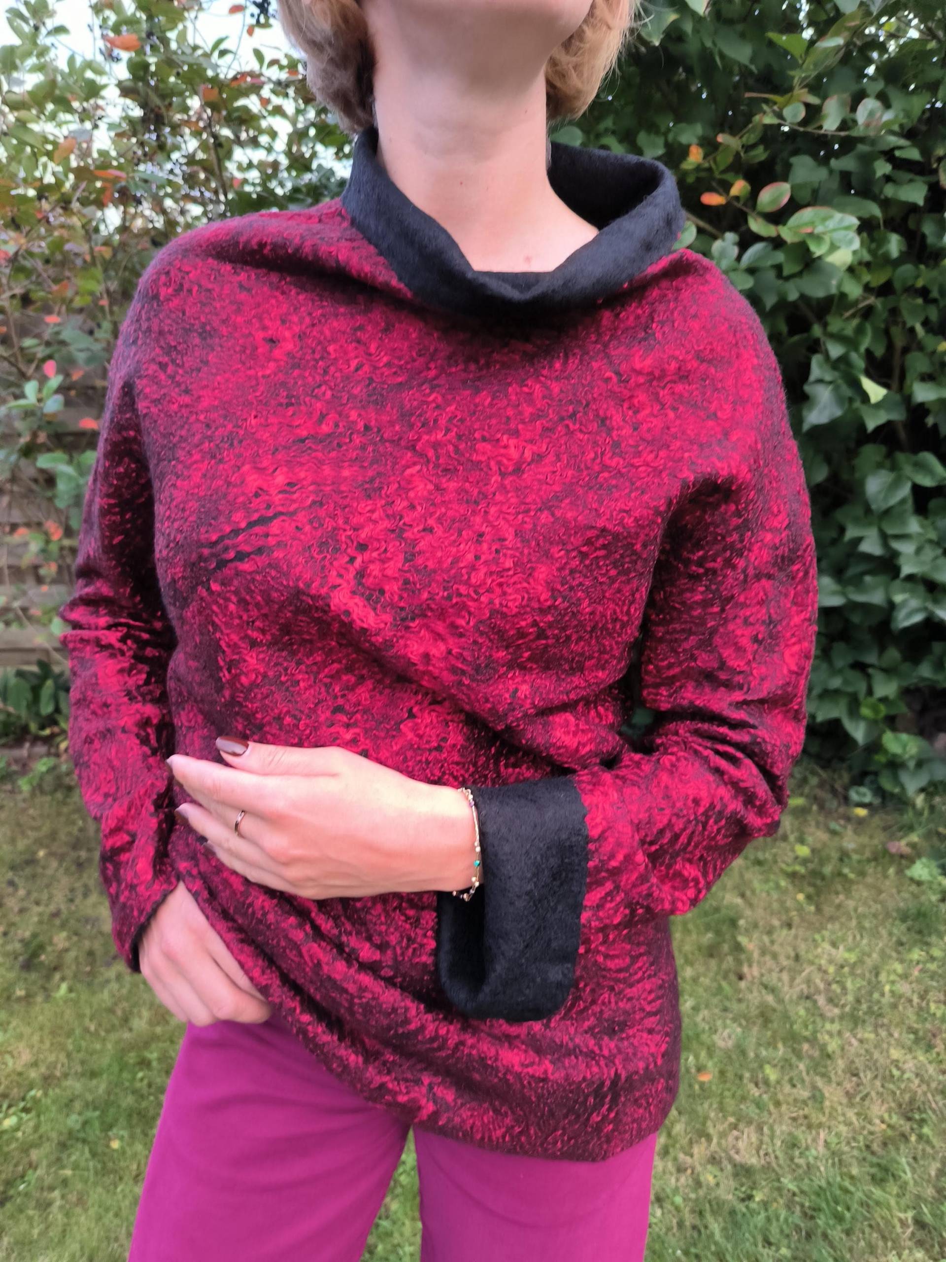 Handgefilzter Pullover in Rot-Schwarzen Mit Persianerfell-Effekt Aus Merino Und Tencel, Unikat Handgefilzter Pullover in Rot-Schwarzen Mit Persianerfell-Effekt Aus Merino Und Tencel, Unikat von Velgfelt