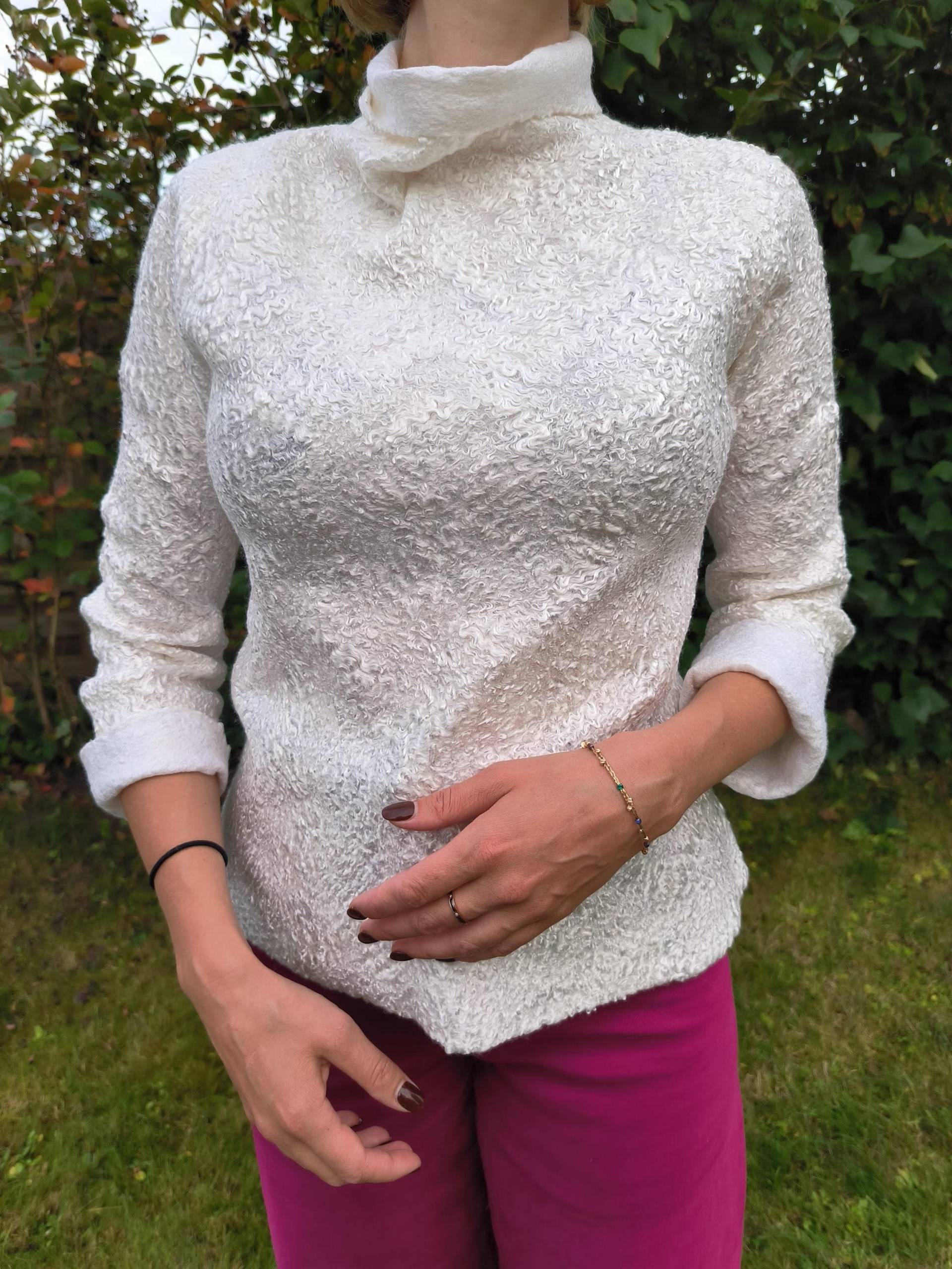 Handgefilzter Pullover in Weiß Mit Persianerfell-Effekt Aus Merino, Seide Und Tencel, Unikat Handgefilzter Pullover in Weiß Mit Persianerfell-Effekt Aus Merino, Seide Und Tencel, Unikat von Velgfelt