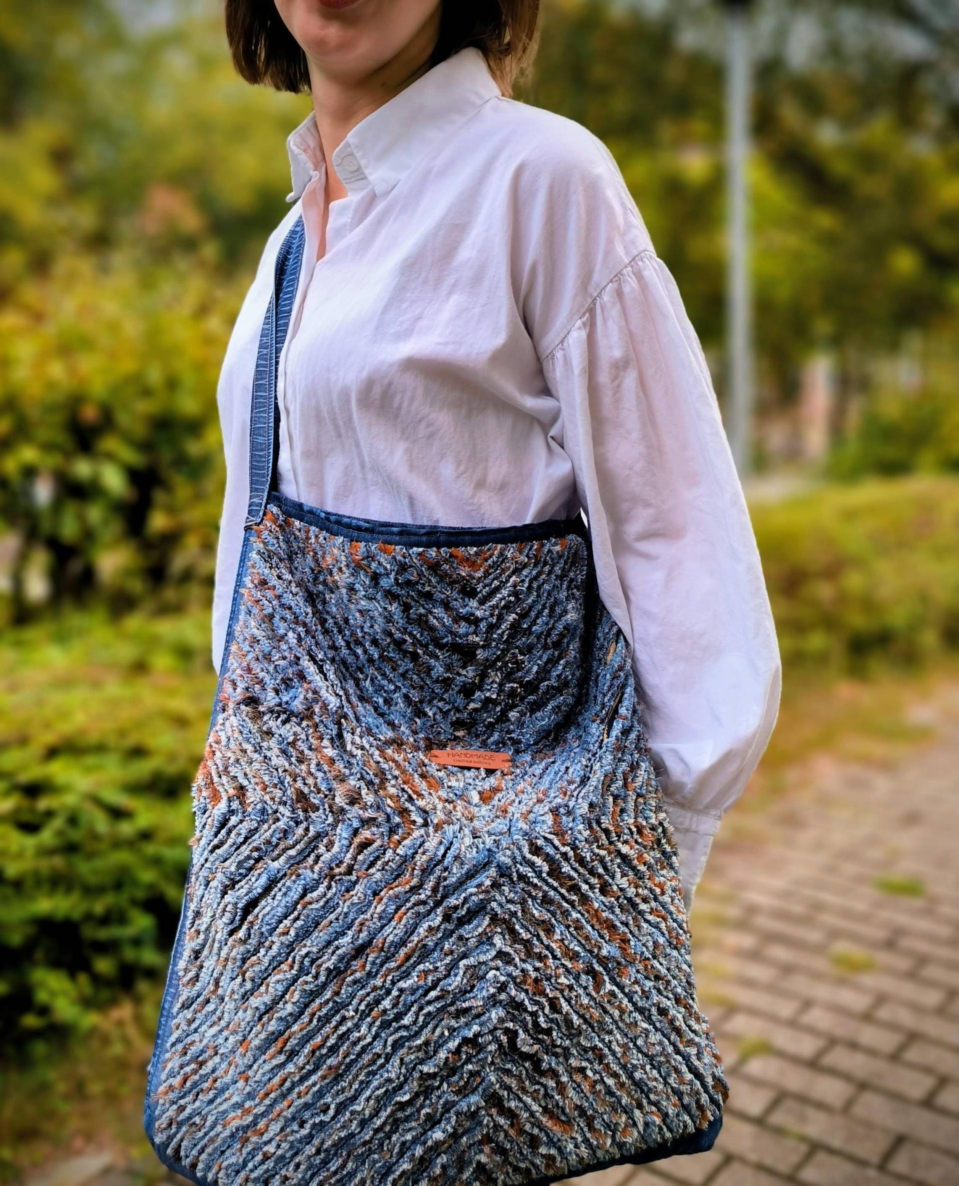 Handgemachte Stofftasche Aus Denim Mit Zwei Unterschiedlichen Designs - Chenille-Technik & Stickerei Handgemachte Stofftasche Aus Denim Mit Zwei Unterschiedlichen Designs - Chenille-Technik & Stickerei von Velgfelt