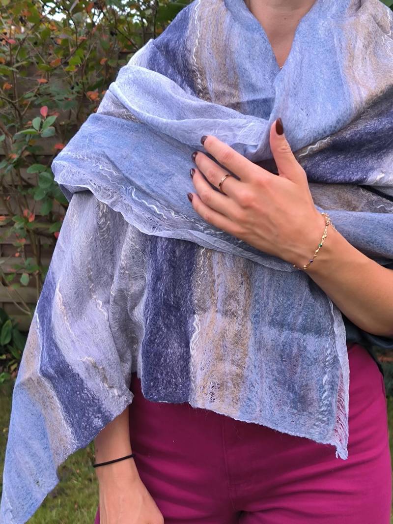 Silver Tide - Felted Wool Shawl, Handmade Ocean Blue Wrap, Coastal Inspired Scarf von Velgfelt