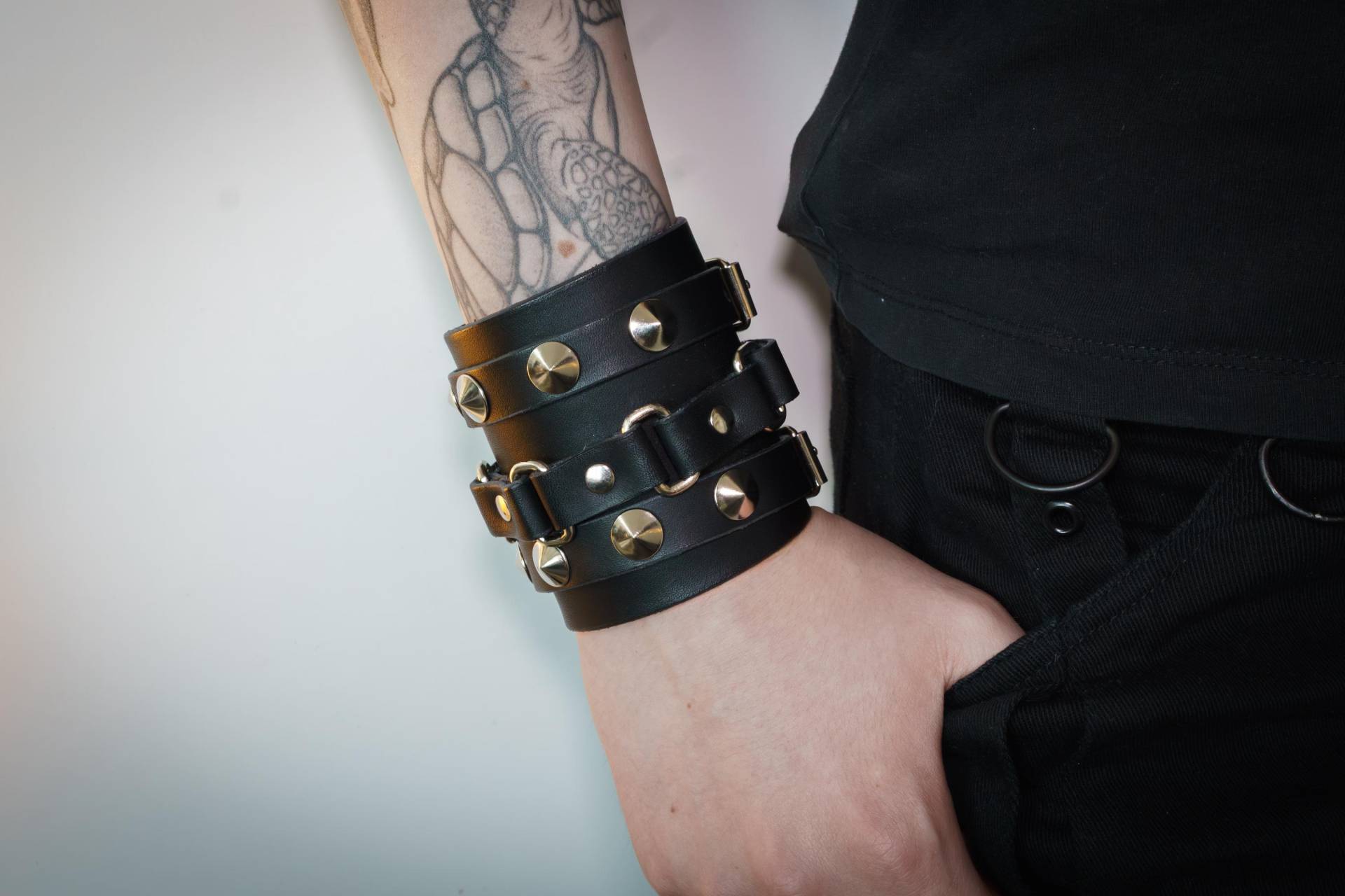 Breites Lederarmband Mit Spitzen Und Riemen Breites Lederarmband Mit Spitzen Und Riemen von Velkora
