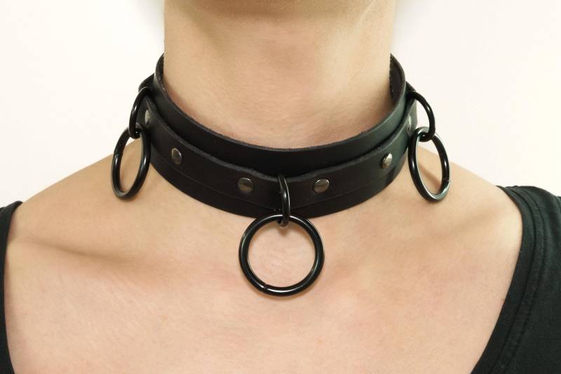 Schwarzes Leder Halsband Mit Ringen Schwarzes Leder Halsband Mit Ringen von Velkora