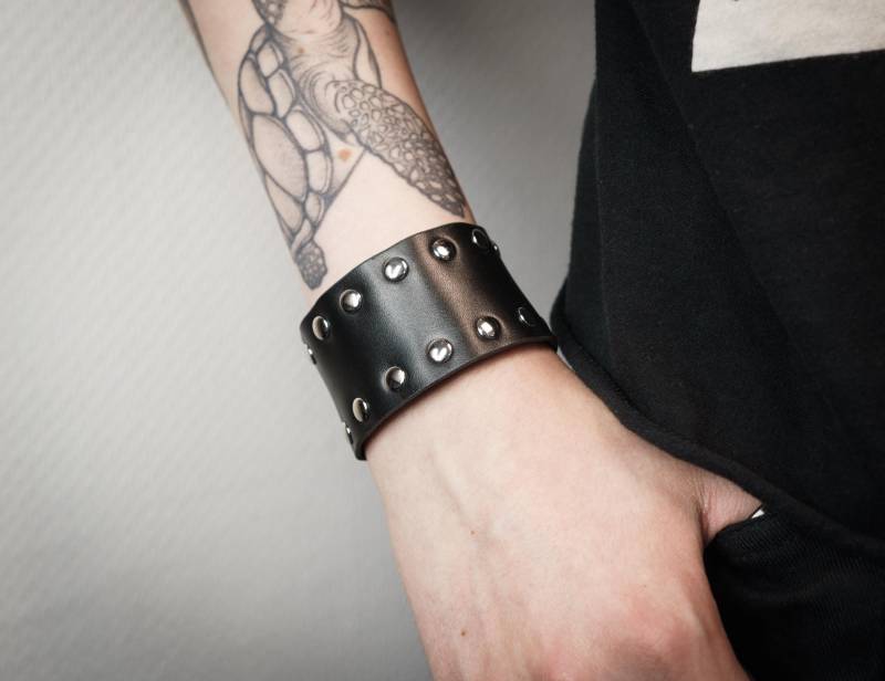 Schwarzes Lederarmband Mit Kopfnieten Schwarzes Lederarmband Mit Kopfnieten von Velkora