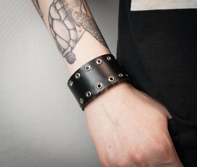 Schwarzes Lederarmband Mit Ösen von Velkora
