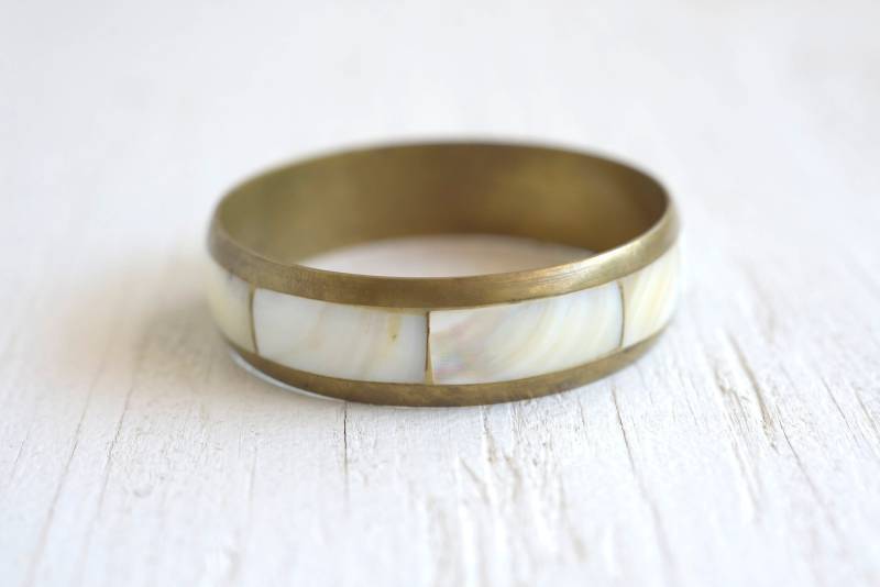 Armreif Armband Perlmutt Und Messing Schmuck von VelvetAndDust