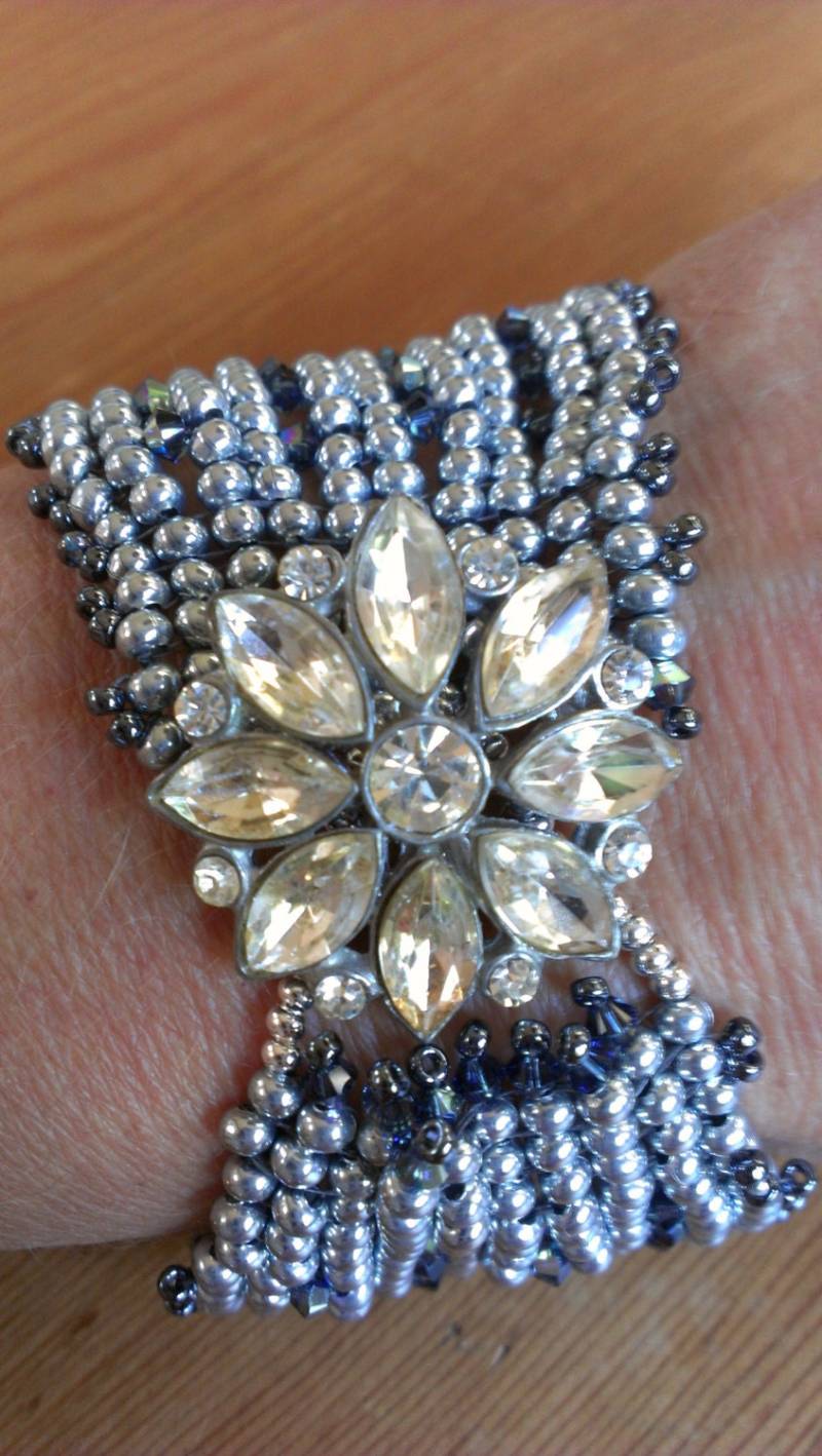 Ice Blue Swarovski Kristall Blumen Armband Ice Blue Swarovski Kristall Blumen Armband von VelvetBead