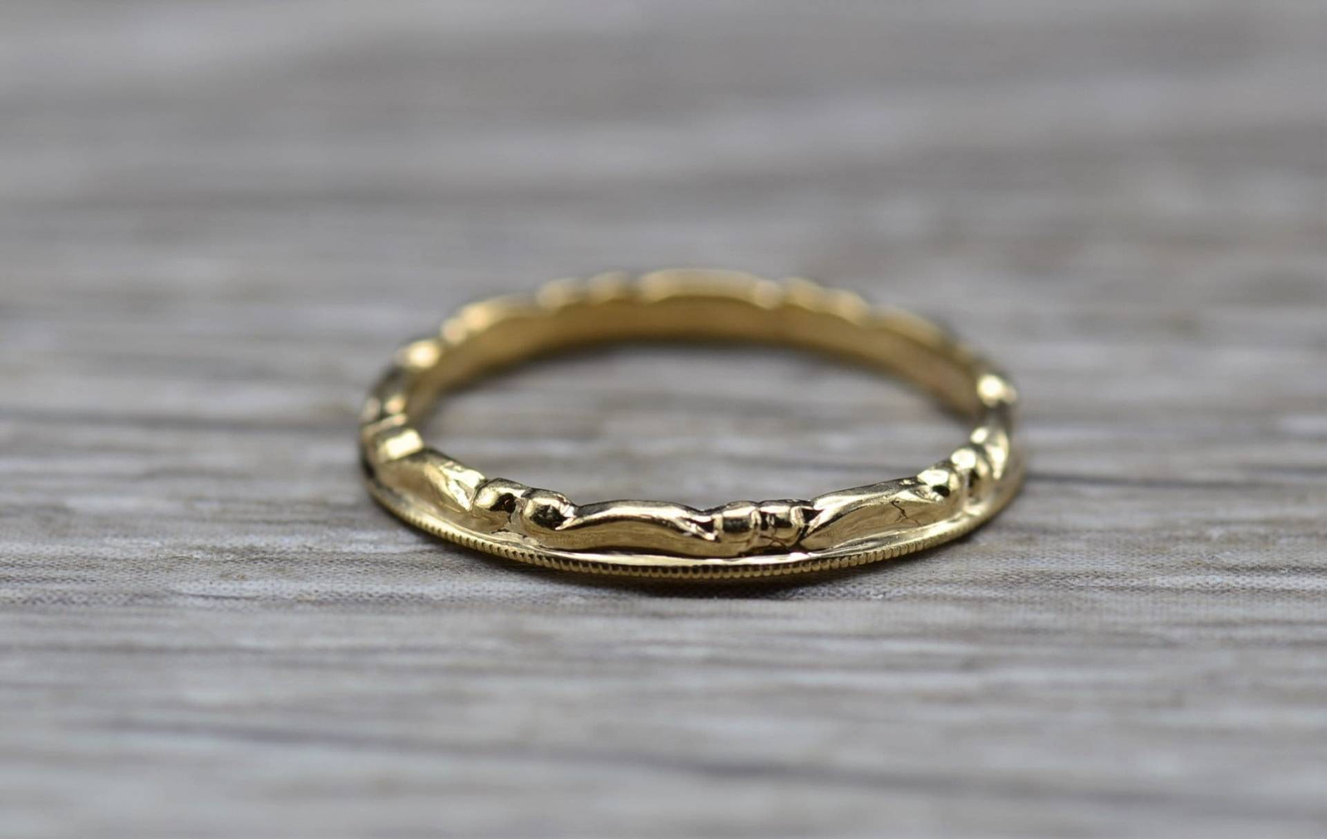 14K Gelbgold Kinderring Oder Damen Mittelfingerring von VelvetBoxSociety