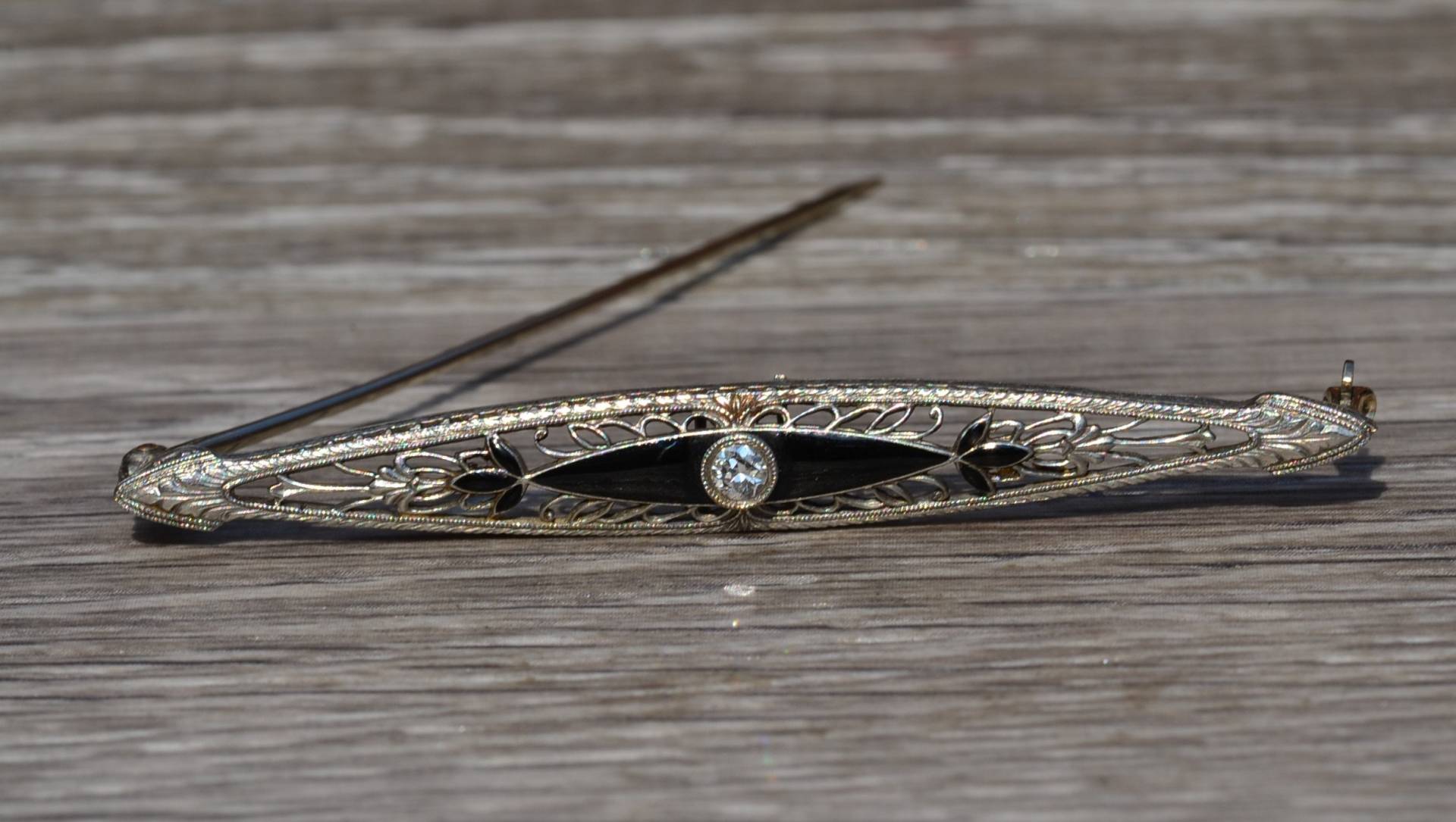 Antiker Art Deco Pin Mit Altschliff Diamant Und Schwarzer Emaille Antiker Art Deco Pin Mit Altschliff Diamant Und Schwarzer Emaille von VelvetBoxSociety