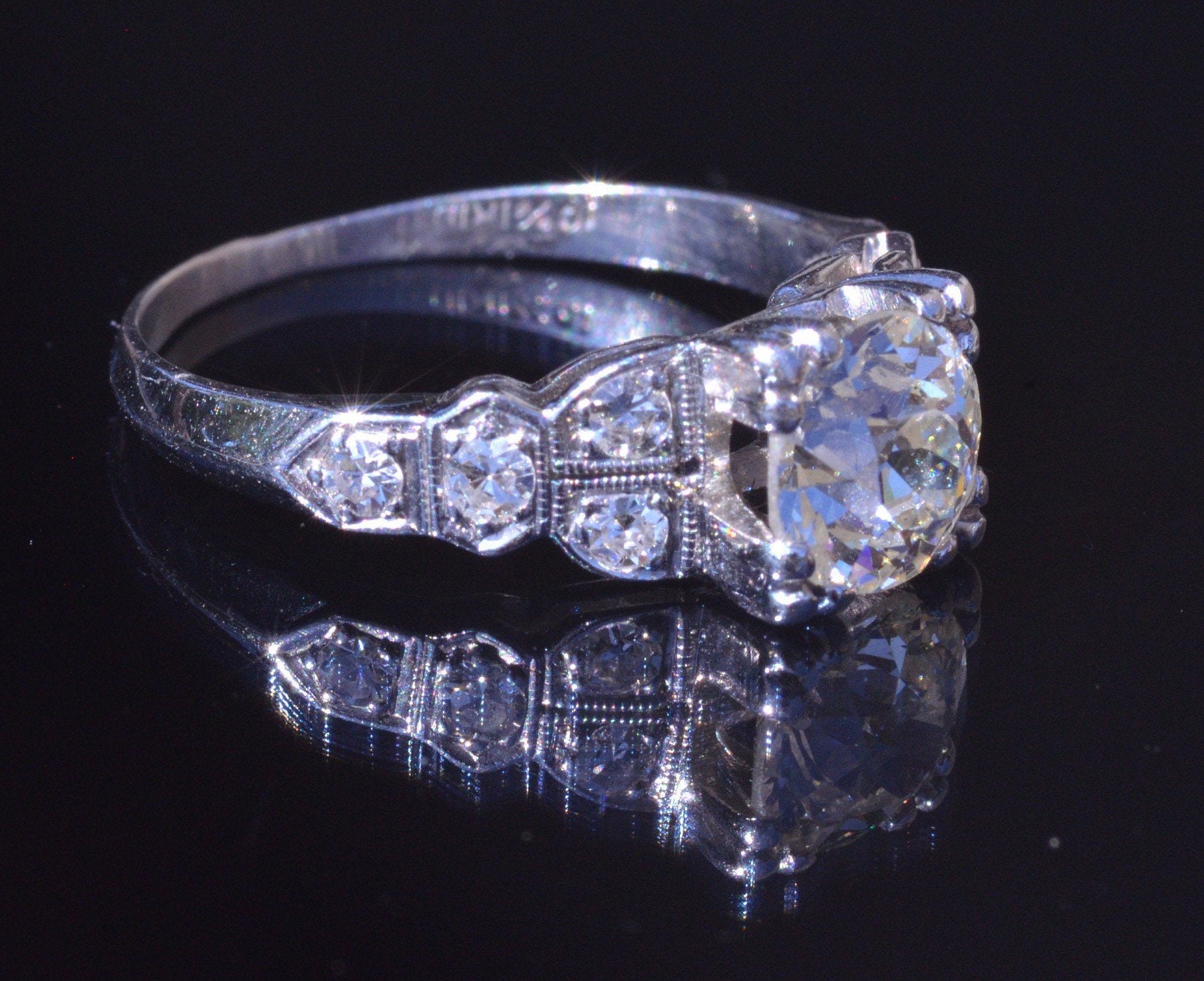 Antiker Platin Verlobungsring Mit 1.10 Karat Im Zentrum von VelvetBoxSociety