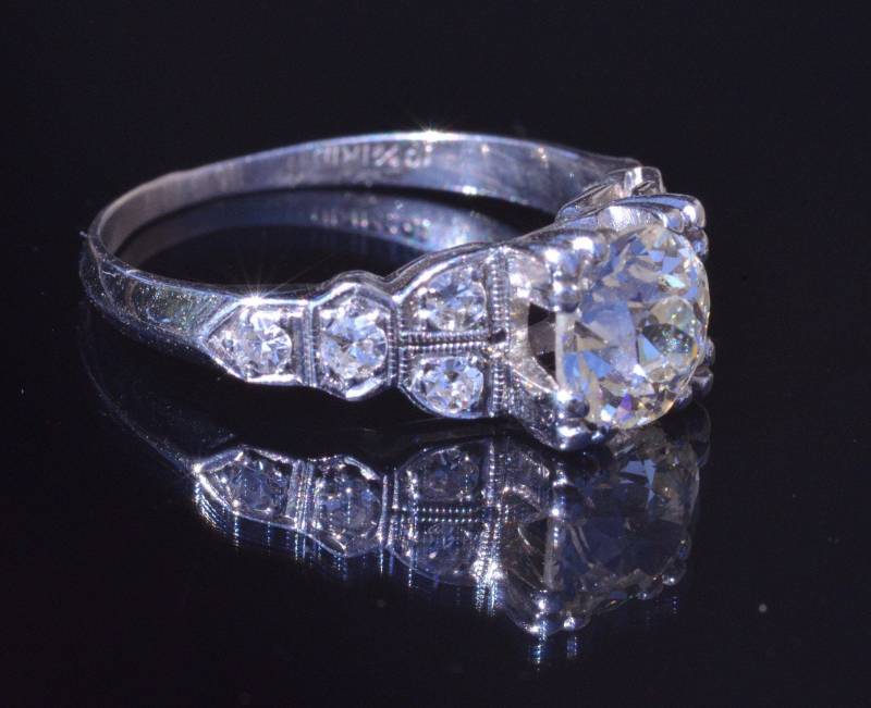 Antiker Platin Verlobungsring Mit 1.10 Karat Im Zentrum von VelvetBoxSociety