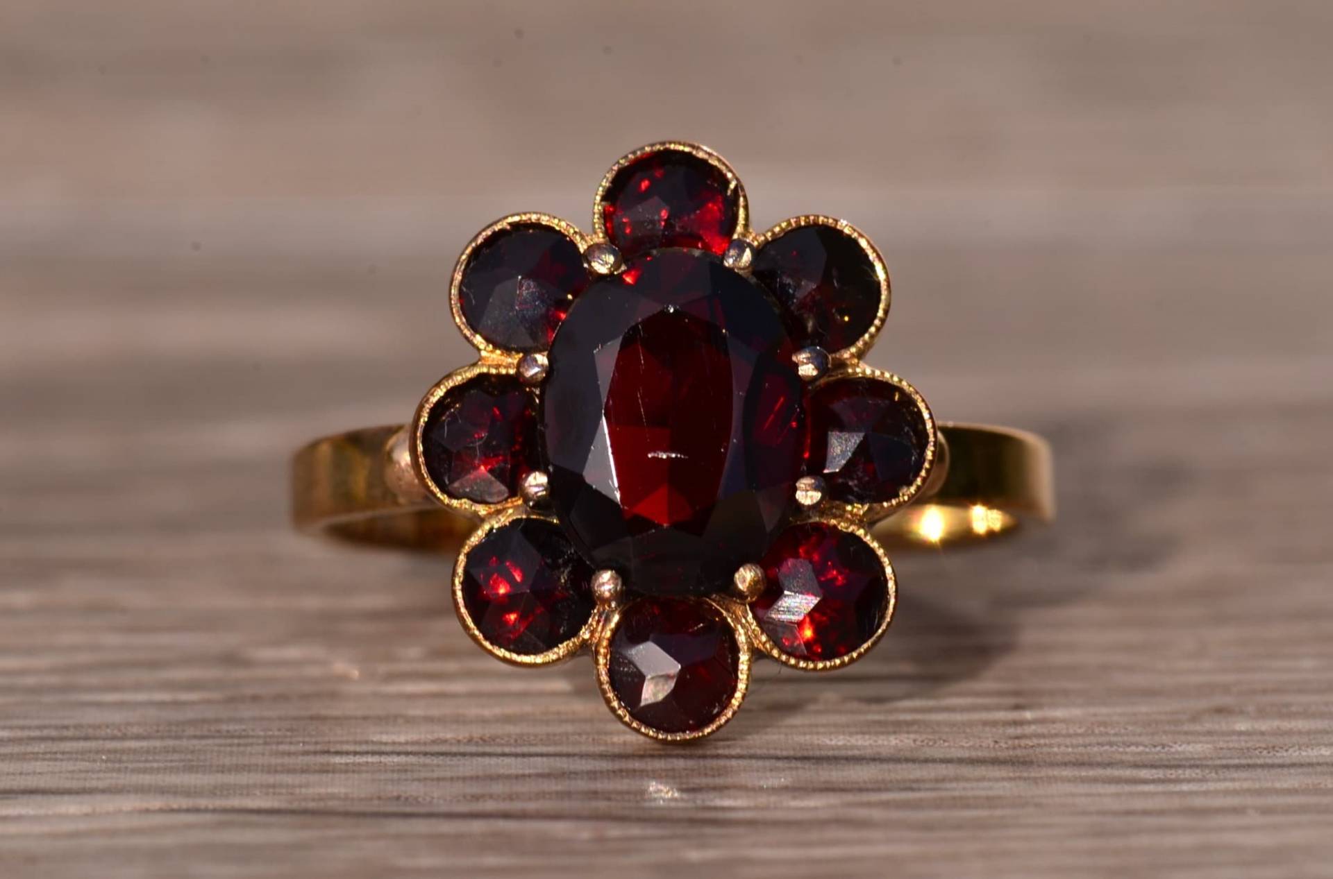 Boho Rosenschliff Granat Ring in Gelbgold von VelvetBoxSociety