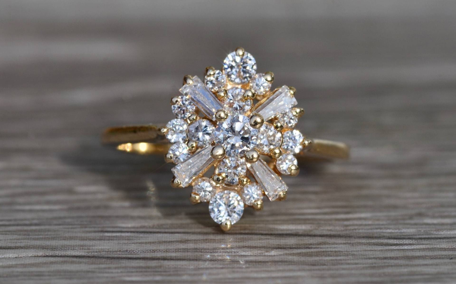 Damen 14K Gelbgold Diamant Cluster Ring von VelvetBoxSociety