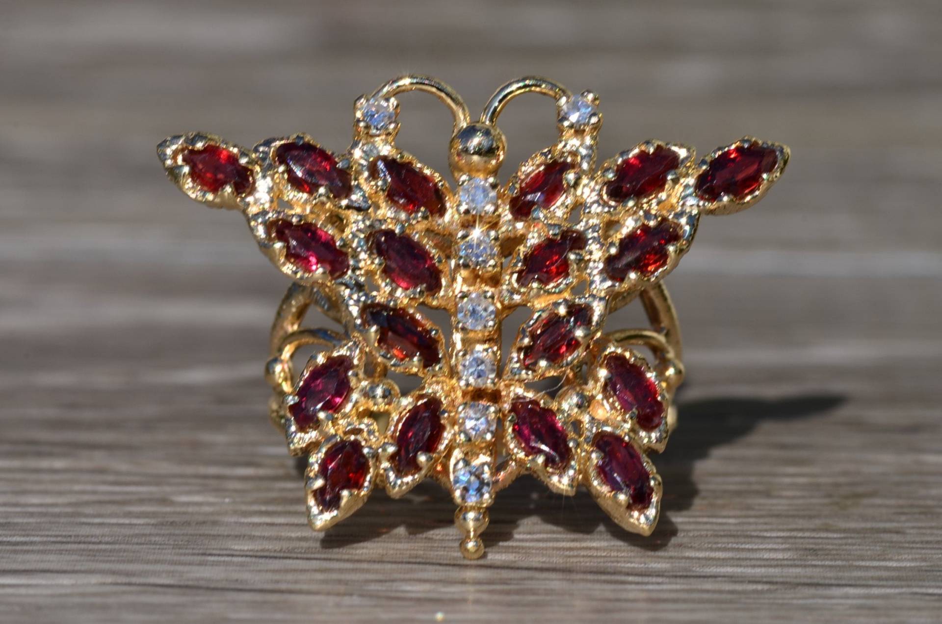 Damen 14K Gelbgold Granat Und Diamant Schmetterling Ring von VelvetBoxSociety