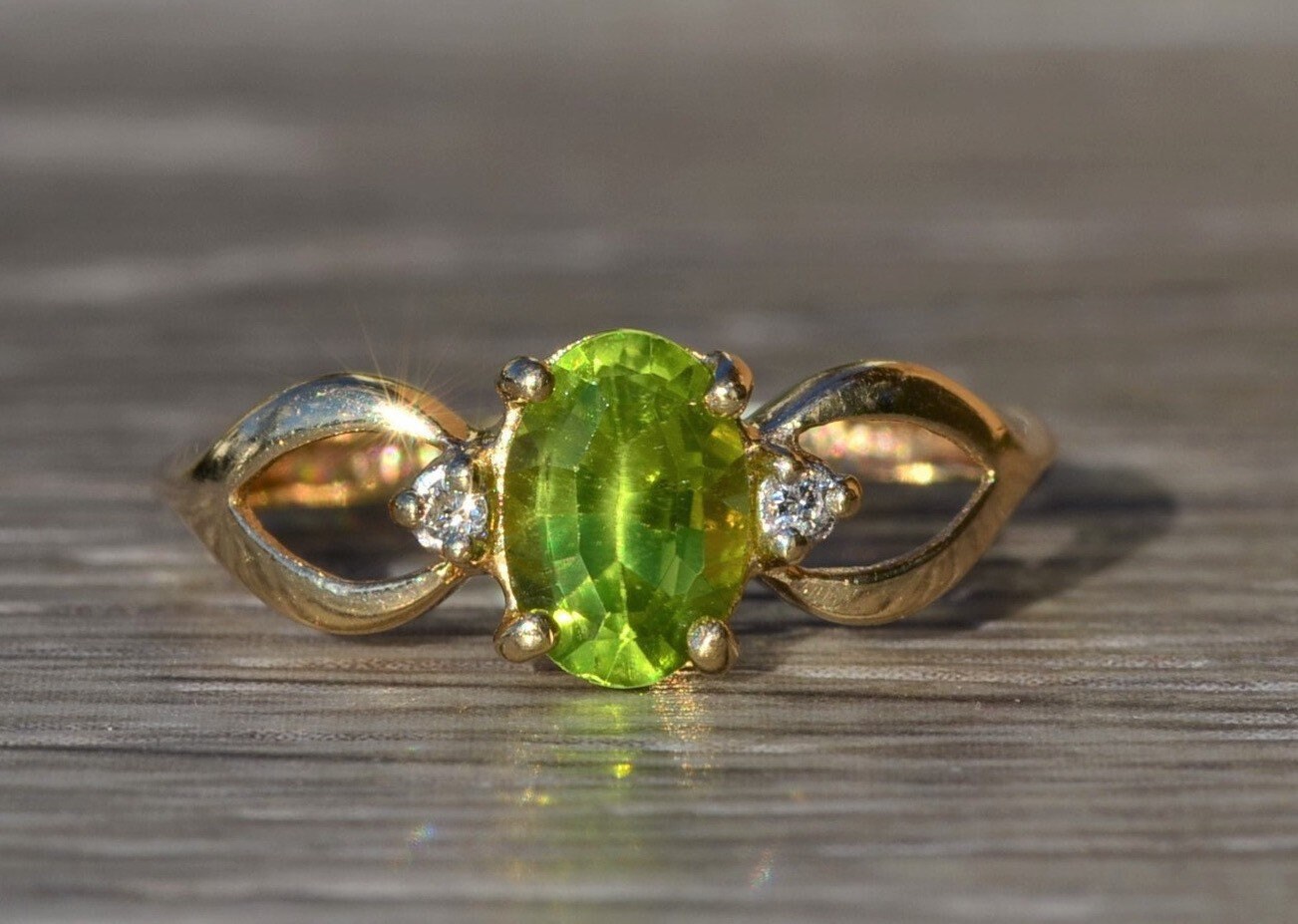 Damen 14K Peridot Und Diamant Cocktail Ring von VelvetBoxSociety