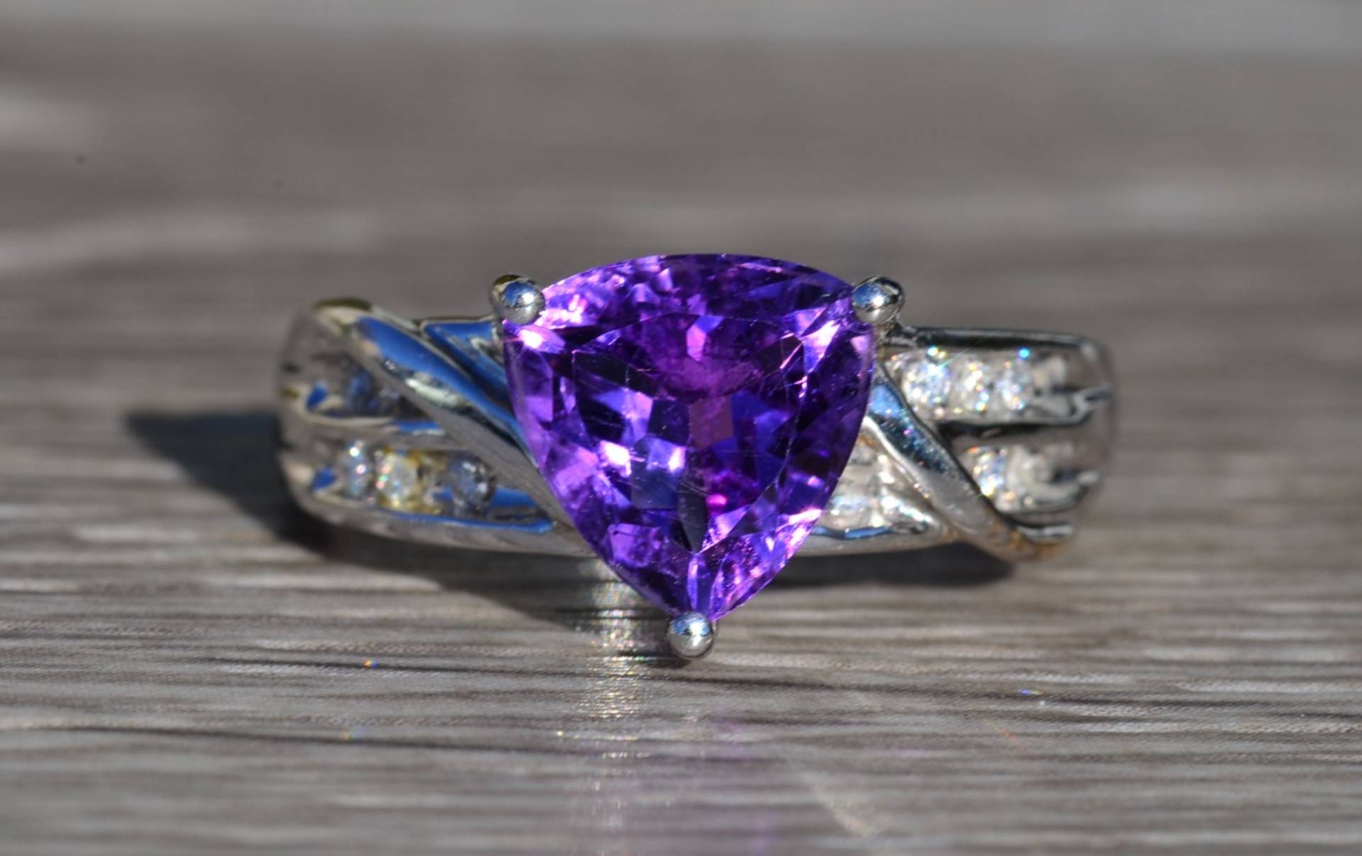 Damen 14K Trilliant Cut Amethyst Und Diamant Cocktail Ring von VelvetBoxSociety